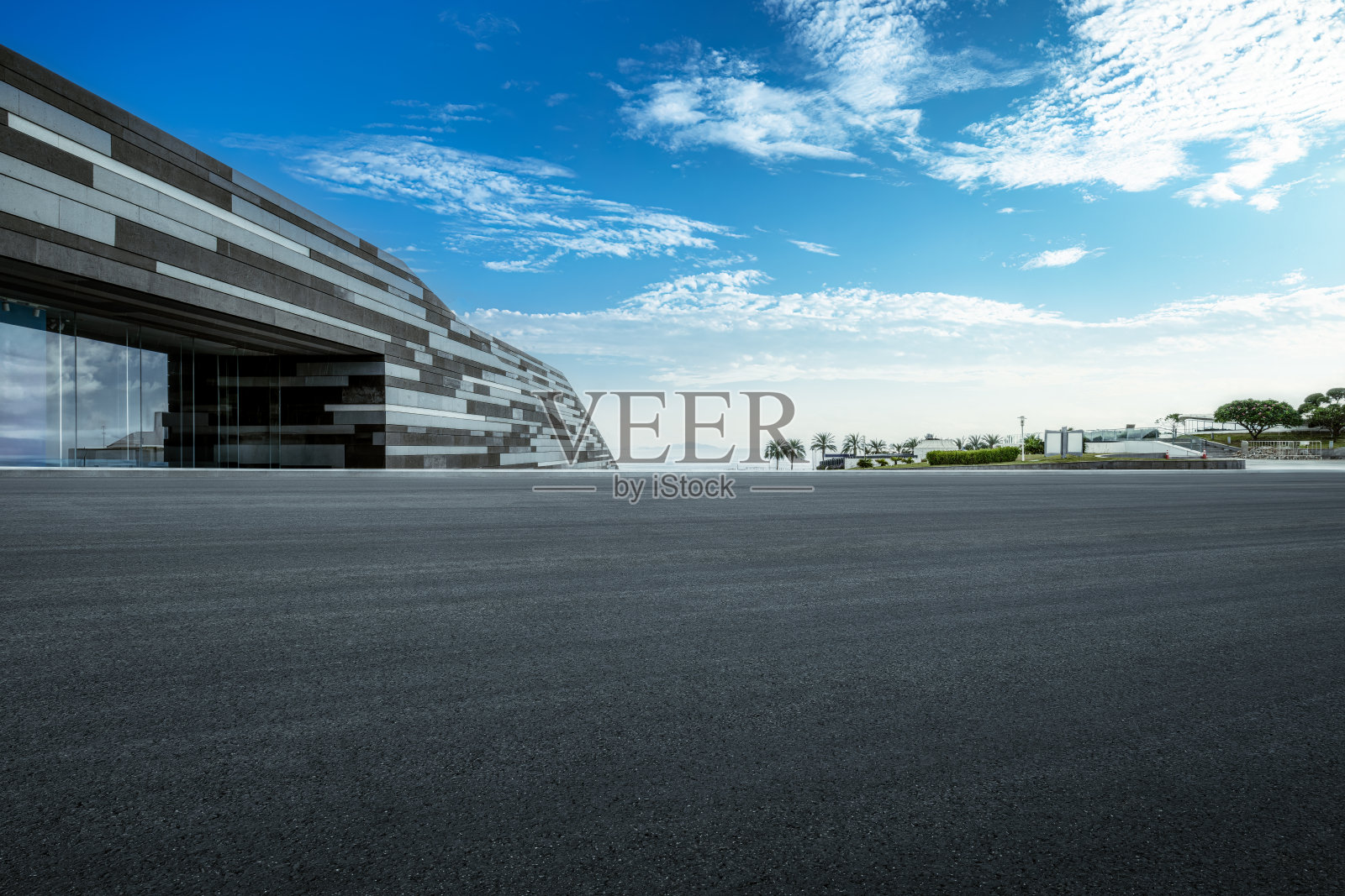 空旷的沥青广场道路和现代城市天际线背景。清洁汽车路面背景照片摄影图片