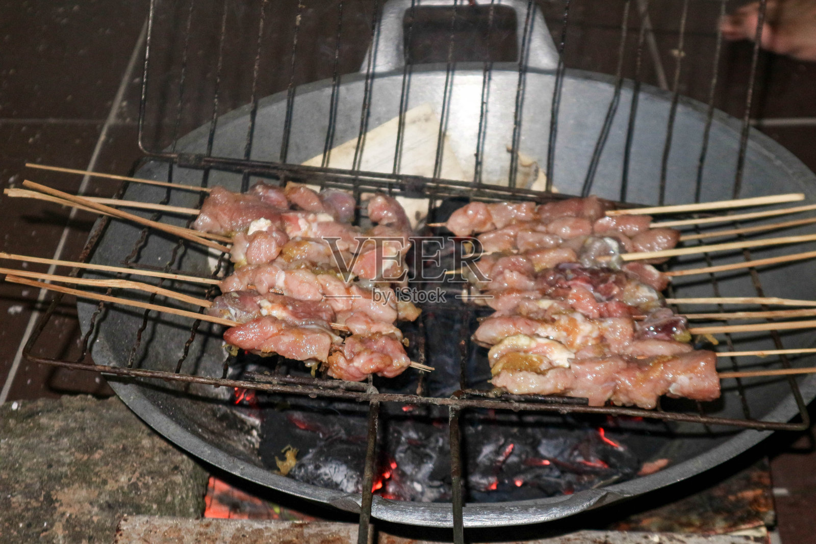 山羊或牛肉沙爹是用木炭或印尼余烬在煎锅里烤的照片摄影图片