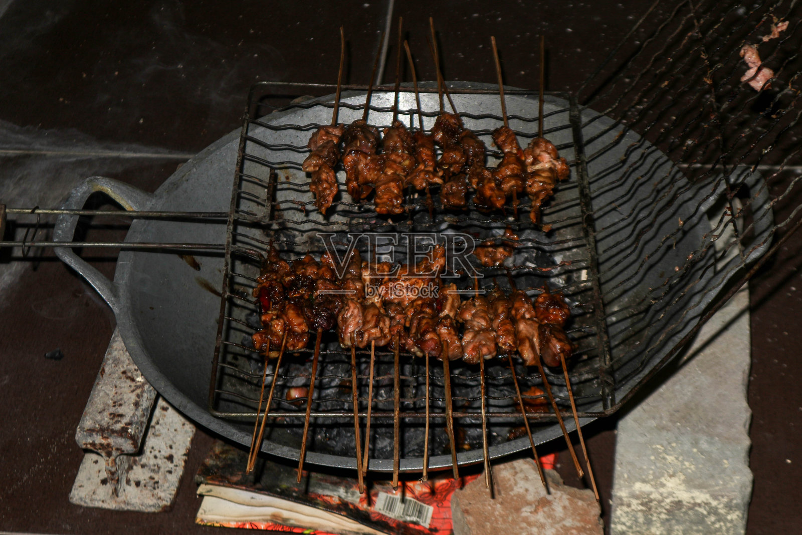 山羊或牛肉沙爹是用木炭或印尼余烬在煎锅里烤的照片摄影图片