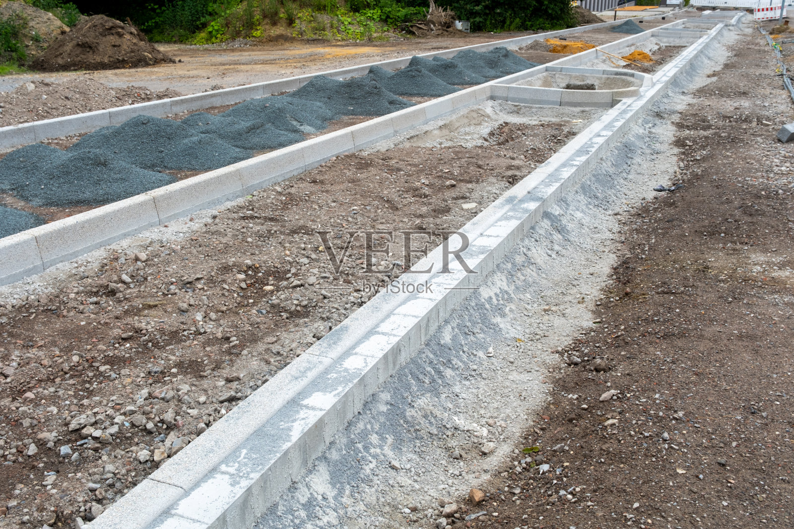 一条有行车道和人行道的新路正在修建中照片摄影图片