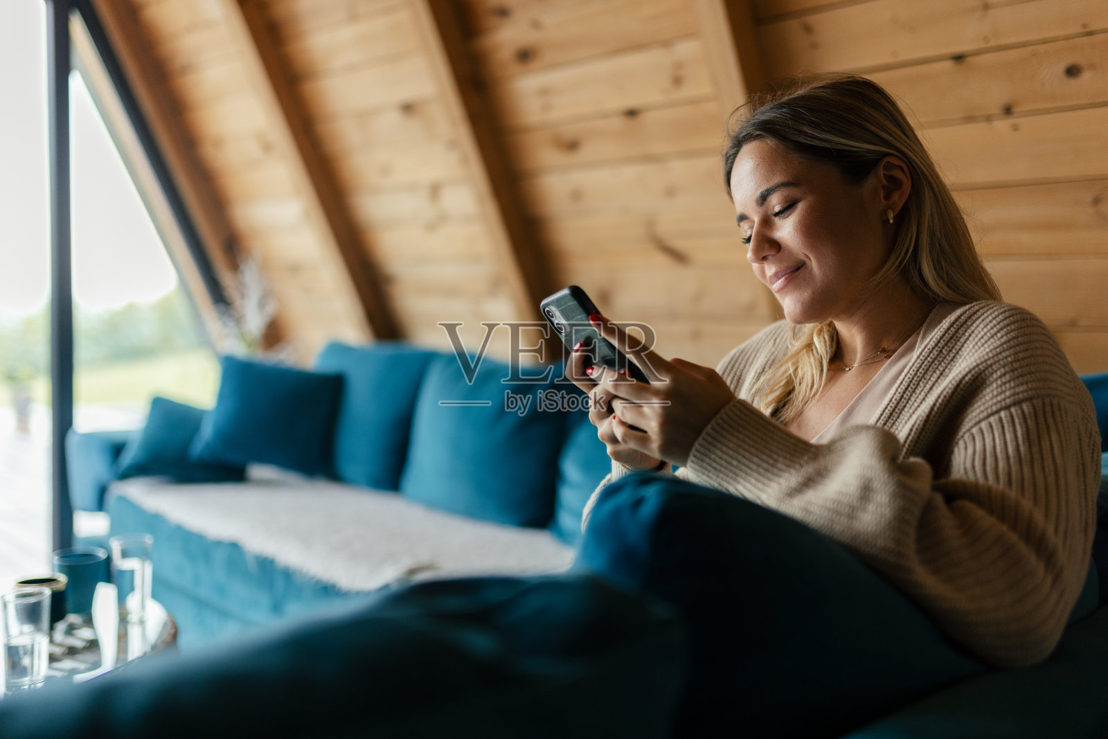 一个女人在小木屋里打电话照片摄影图片