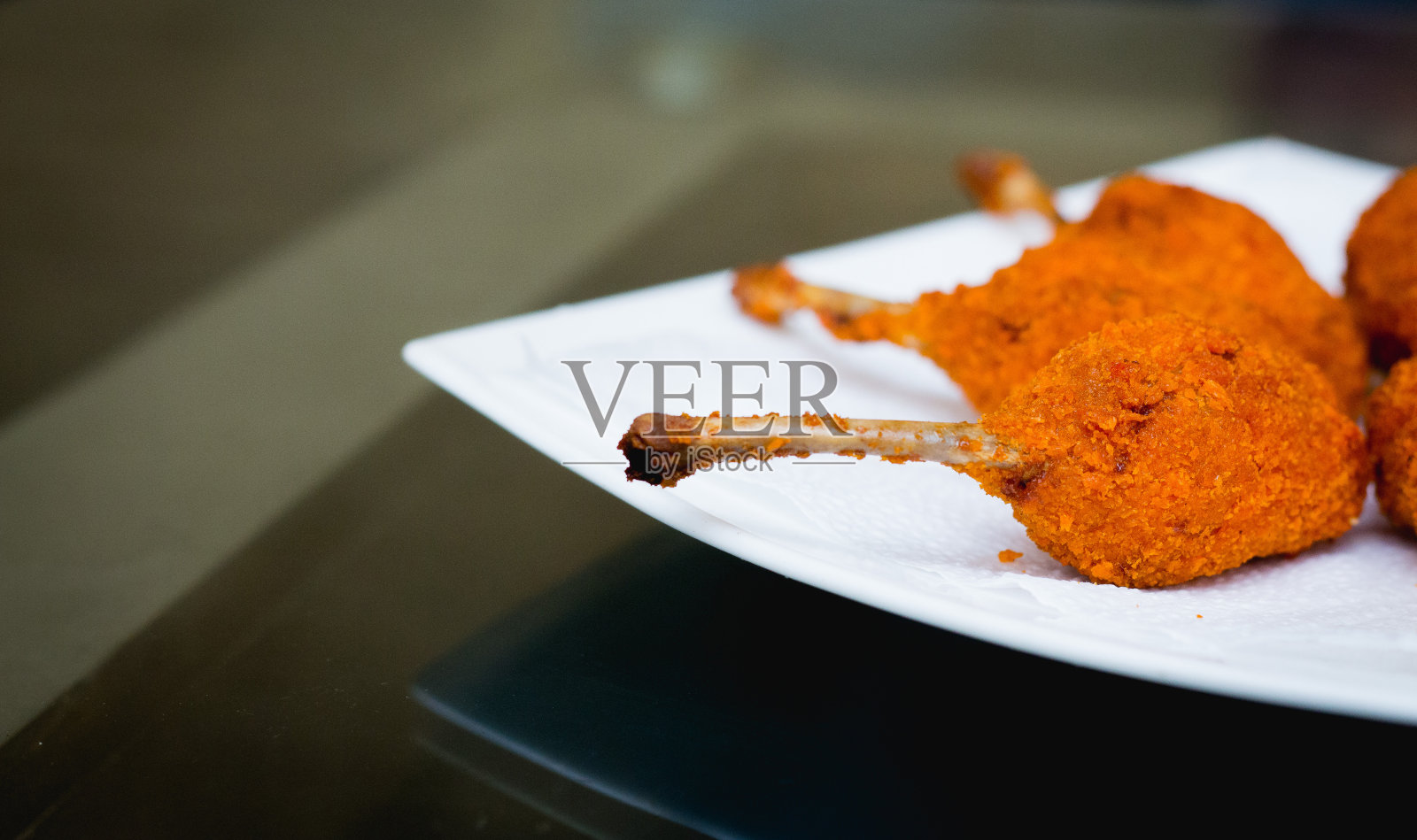 一盘鸡腿的特写照片摄影图片