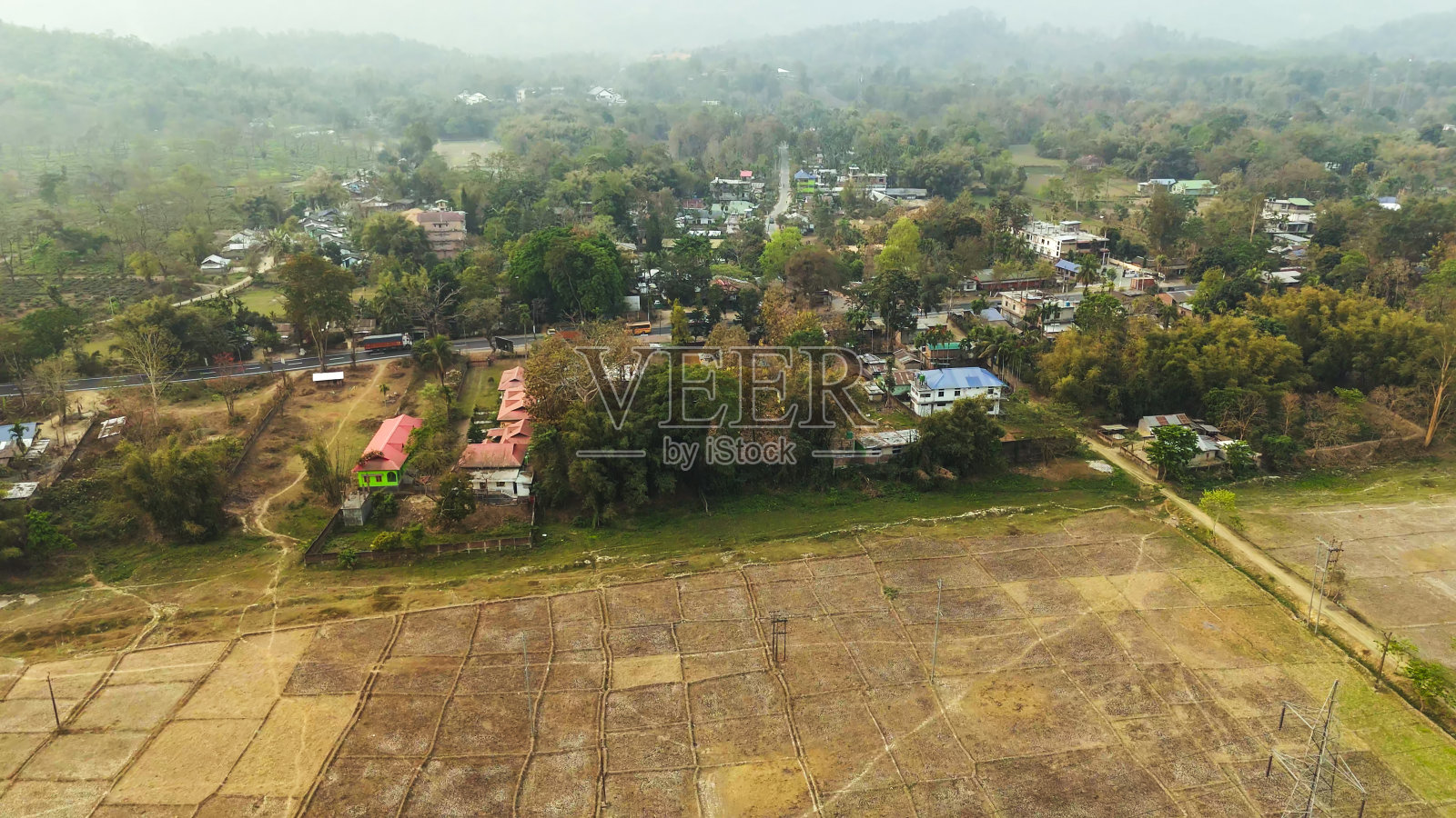 房屋附近农场的鸟瞰图照片摄影图片