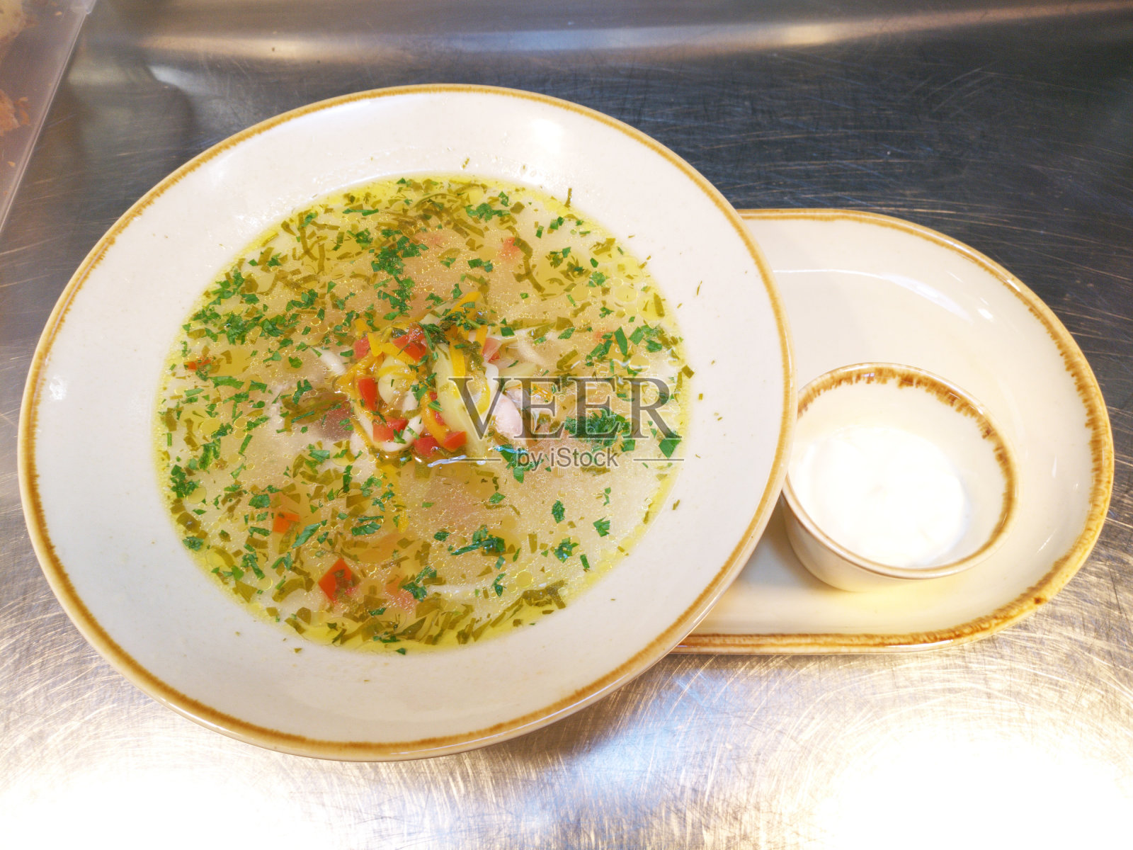 用圆形盘子盛鸡汤或蔬菜和鹌鹑肉汤,俯视图照片摄影图片