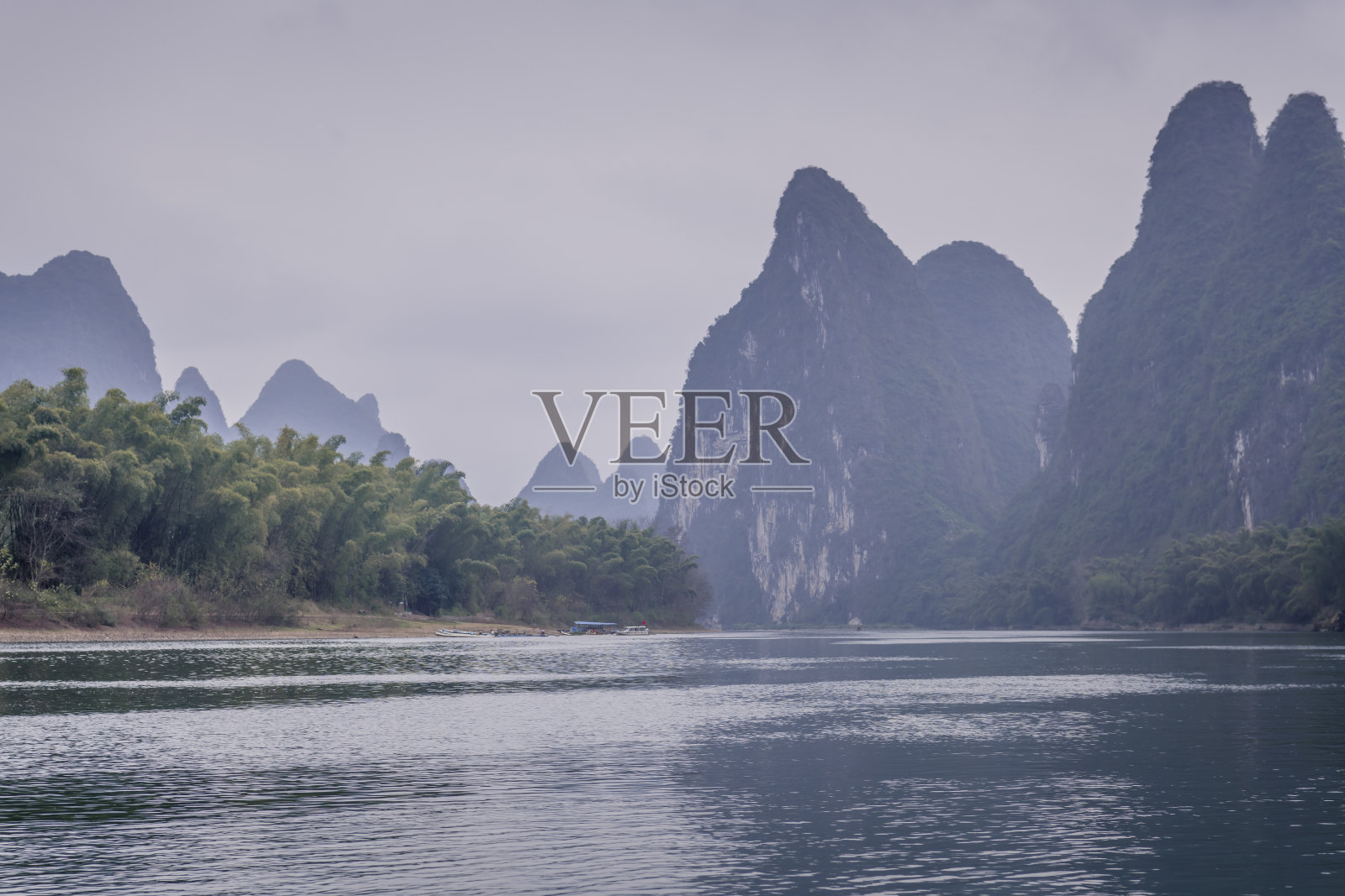 桂林山水,喀斯特山脉。位于兴平古镇附近照片摄影图片