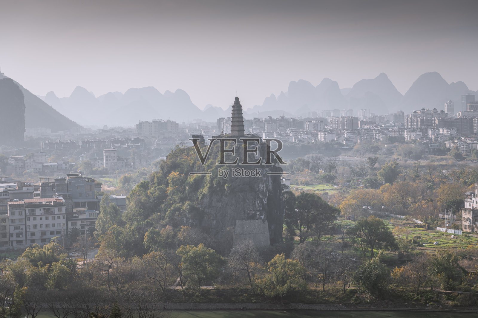 宝塔和城市建筑被石灰岩群山环绕照片摄影图片