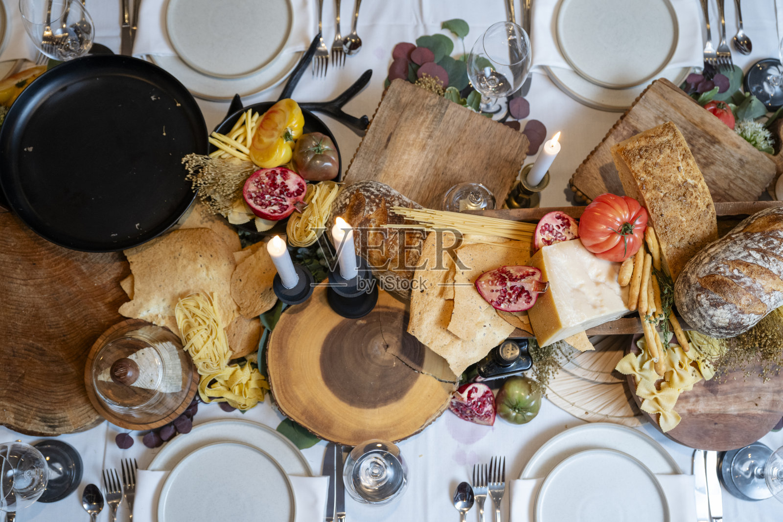 俯视餐桌布置和开胃菜照片摄影图片
