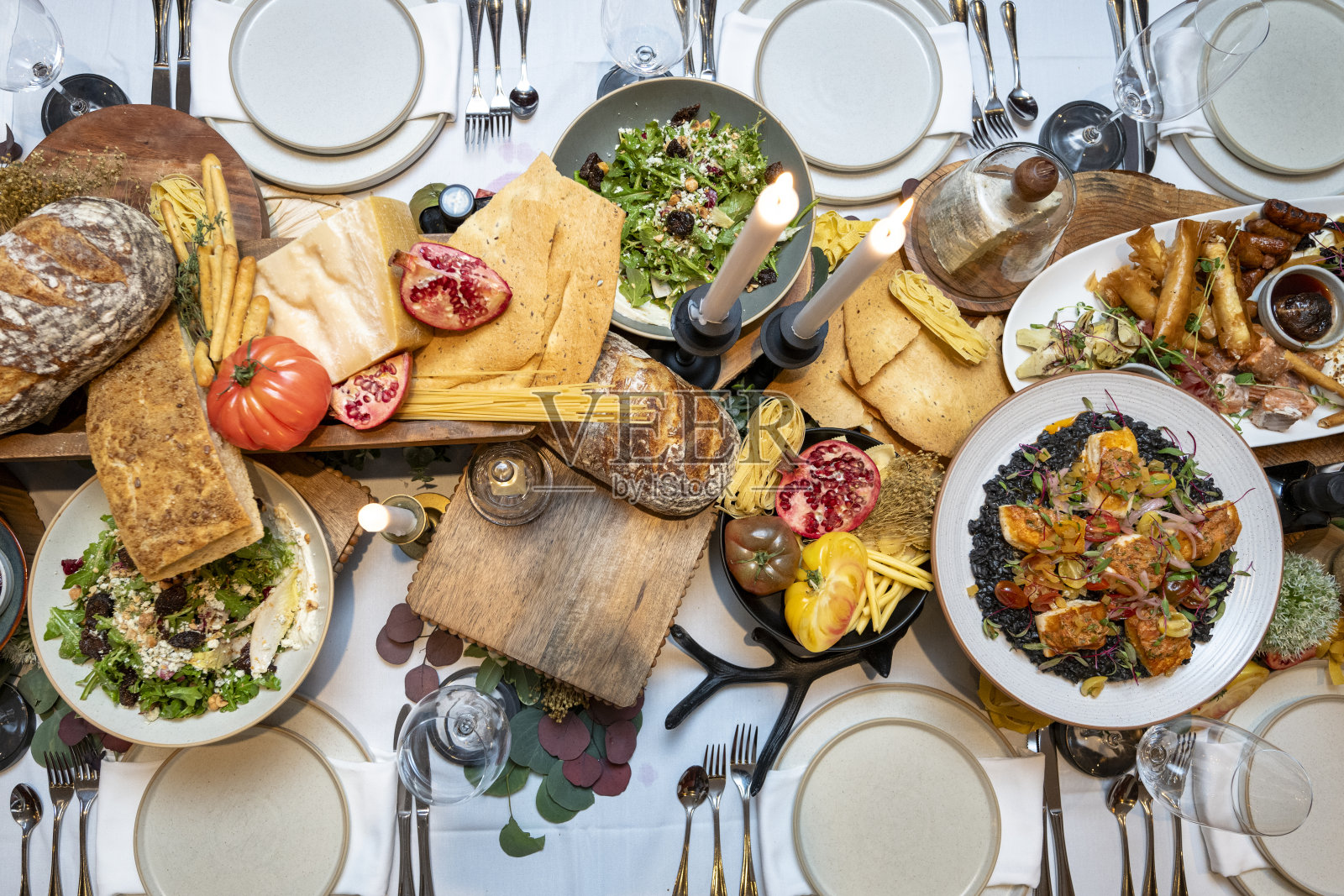 俯视餐桌布置和开胃菜照片摄影图片