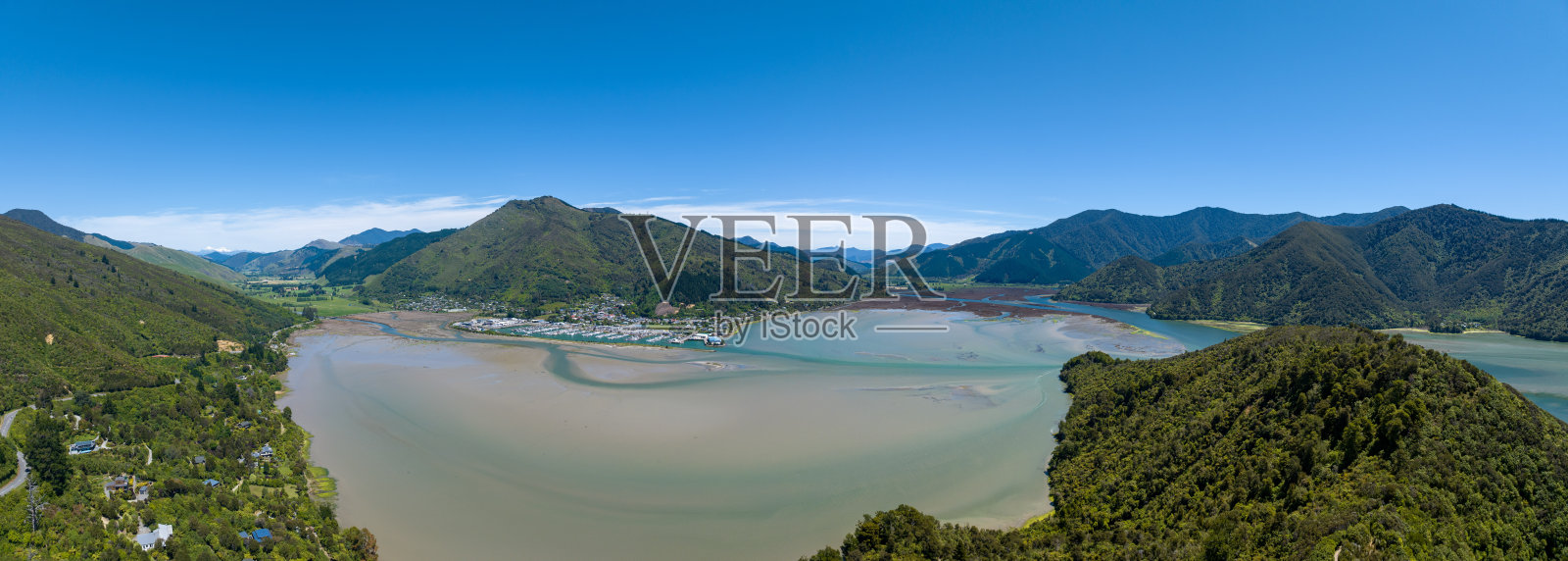 哈夫洛克市全景,前景为湖泊照片摄影图片