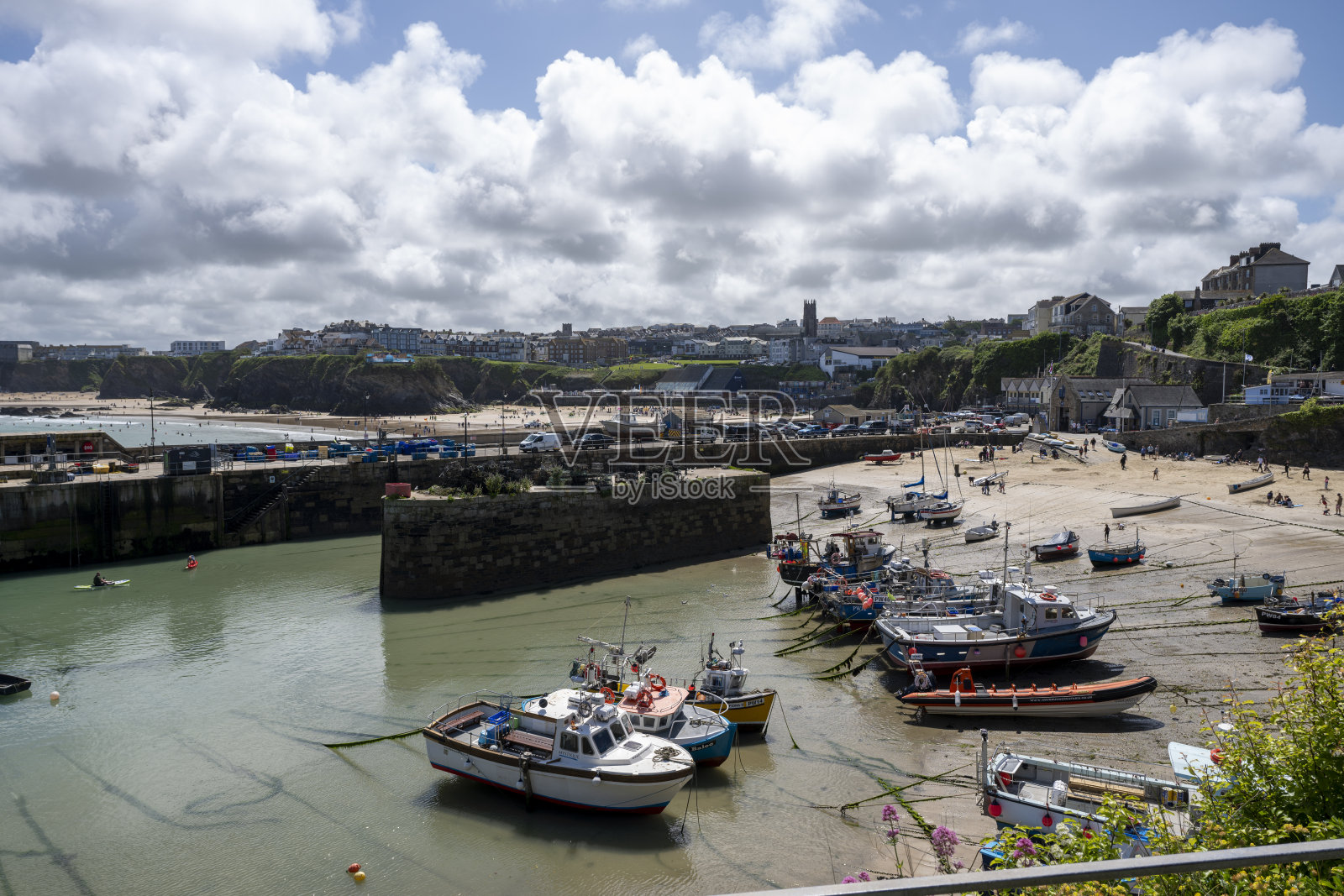 平静湾和码头鸟瞰图照片摄影图片
