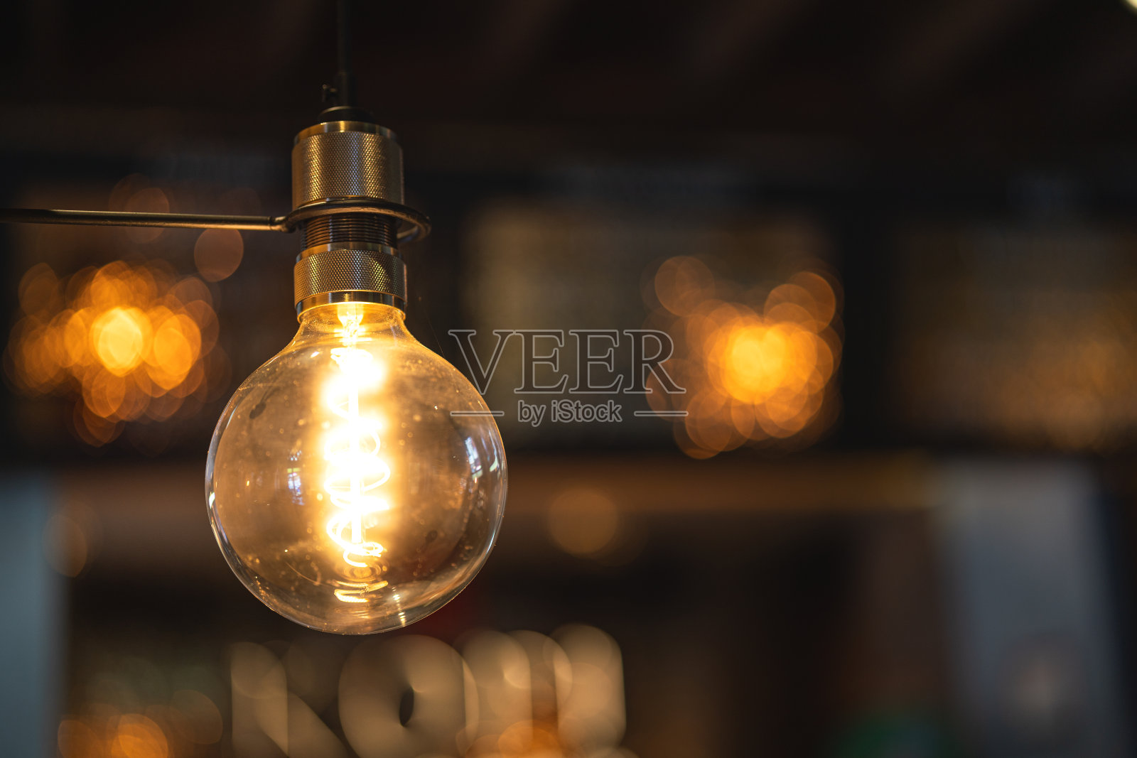 用于室内装饰的经典钨丝灯泡。照片摄影图片