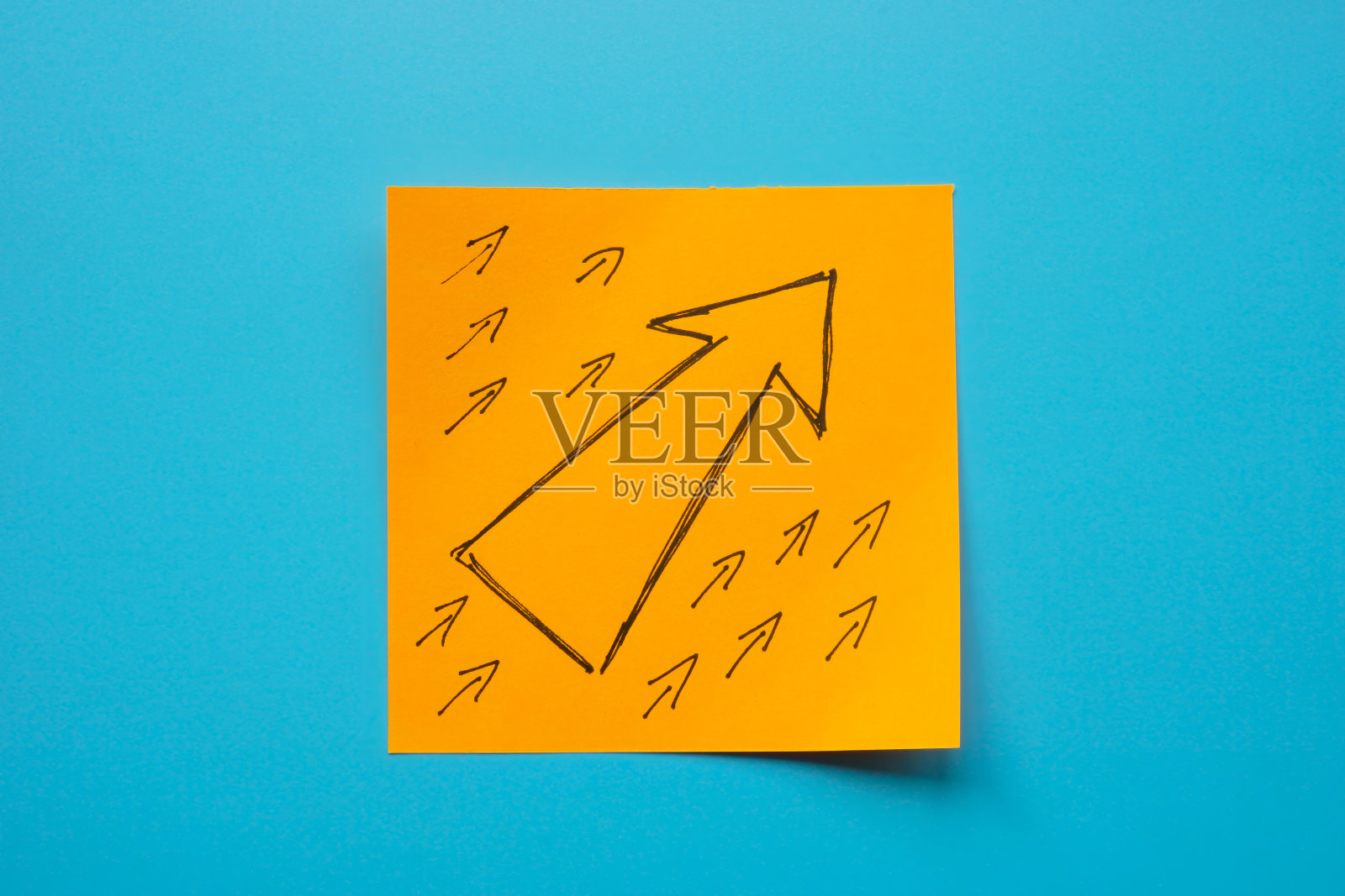 带有大箭头和小箭头的纸贴纸作为领导,发展,改进和成功的概念。照片摄影图片