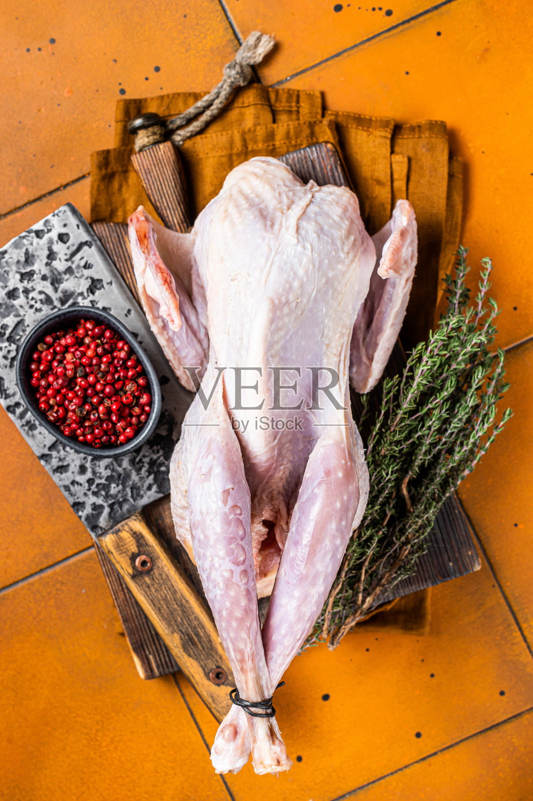 农场生珍珠鸡,珍珠鸡与草药准备烹饪。橙色背景。俯视图照片摄影图片