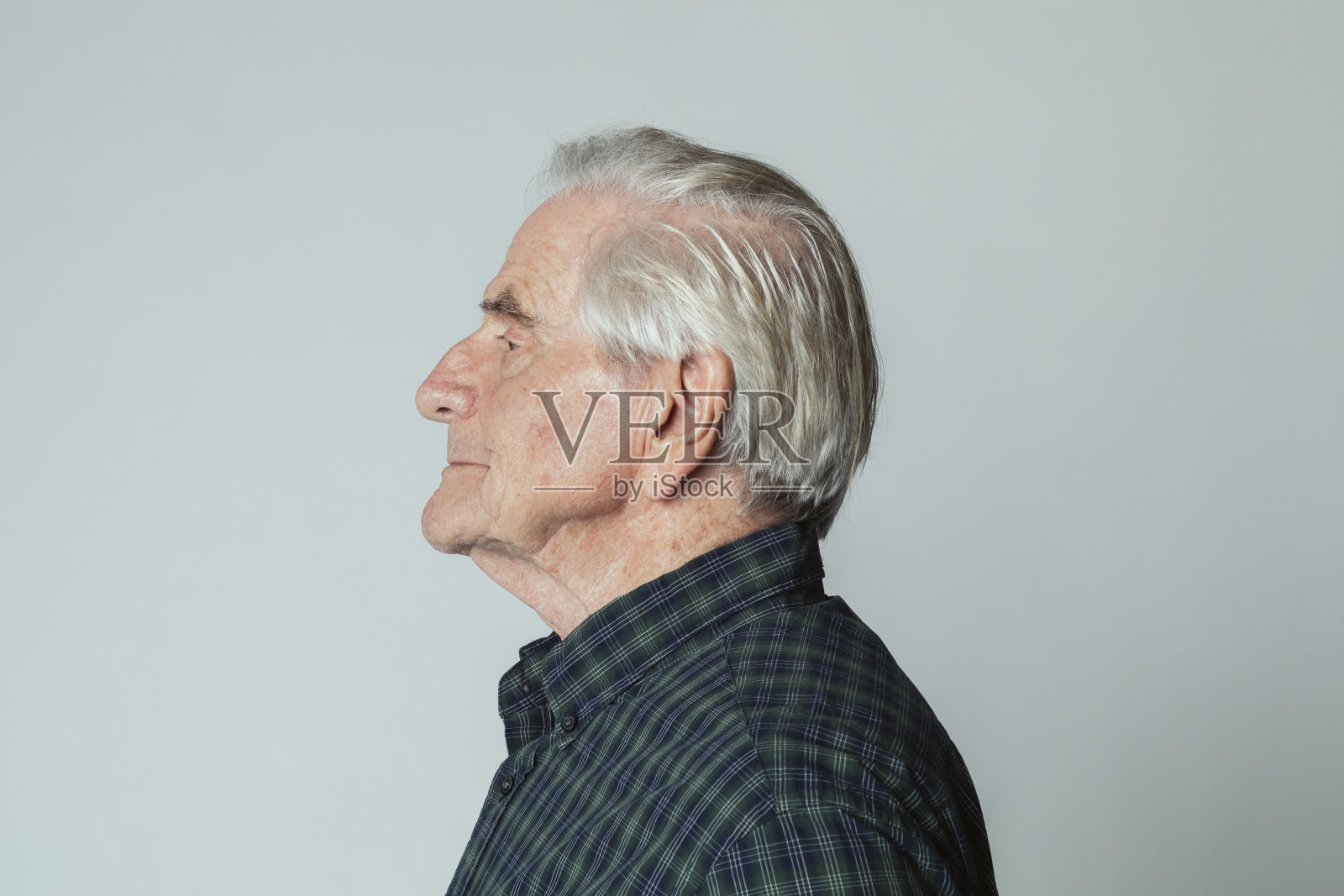 侧面照片中穿着格子衬衫的高级男子照片摄影图片