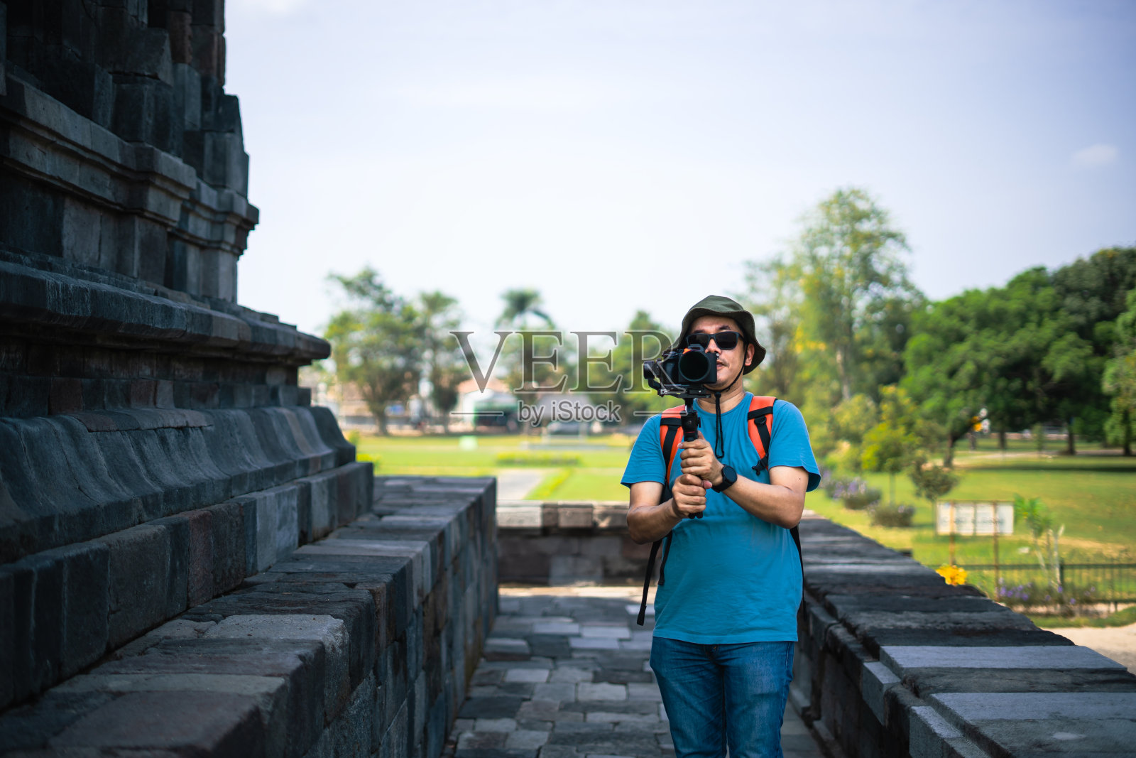 摄影师在探索普兰巴南古城时使用稳定器工作照片摄影图片