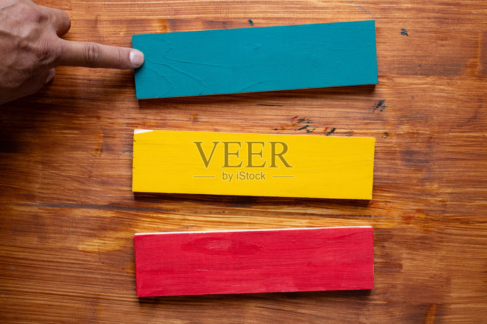 一个人指着五颜六色的木头照片摄影图片