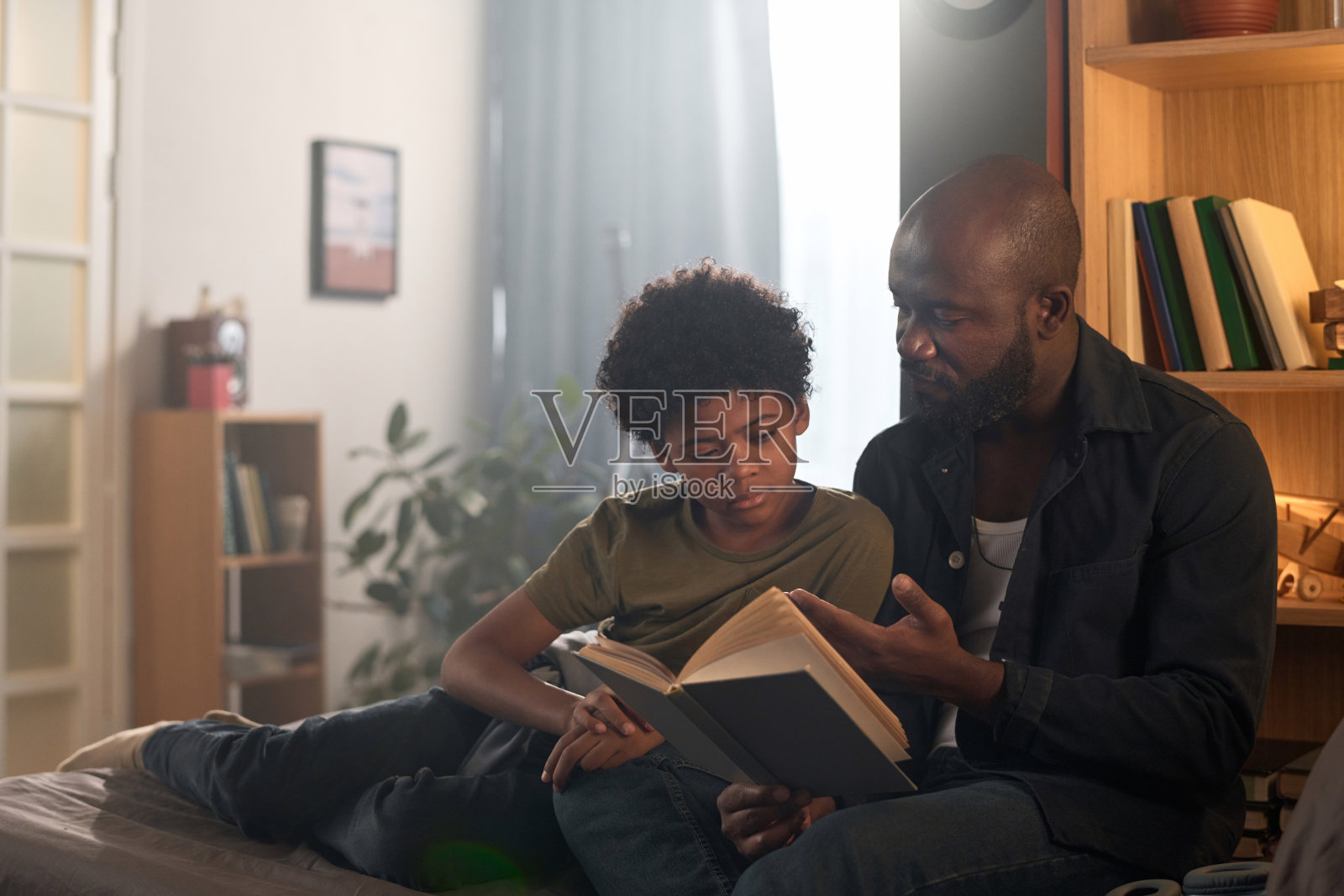 慈爱的父母和孩子一起读书照片摄影图片