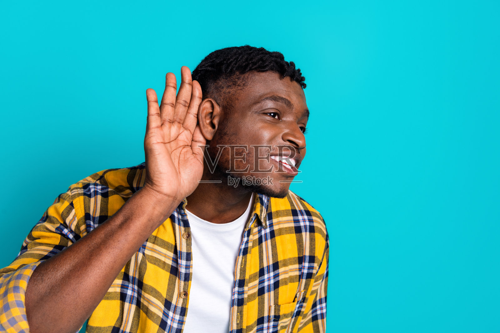照片中风趣开朗的男人穿着时髦的格子衣服听新闻,青色背景上的空白空间孤立照片摄影图片