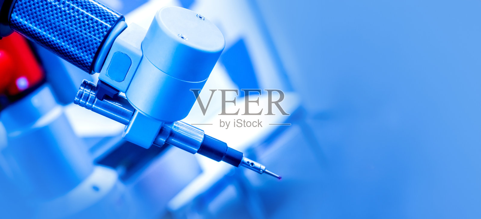 工业设备。自动焊锡机的碎片。高科技工厂设备。用于生产微电路的自动焊锡机。制造微处理器的焊锡机照片摄影图片