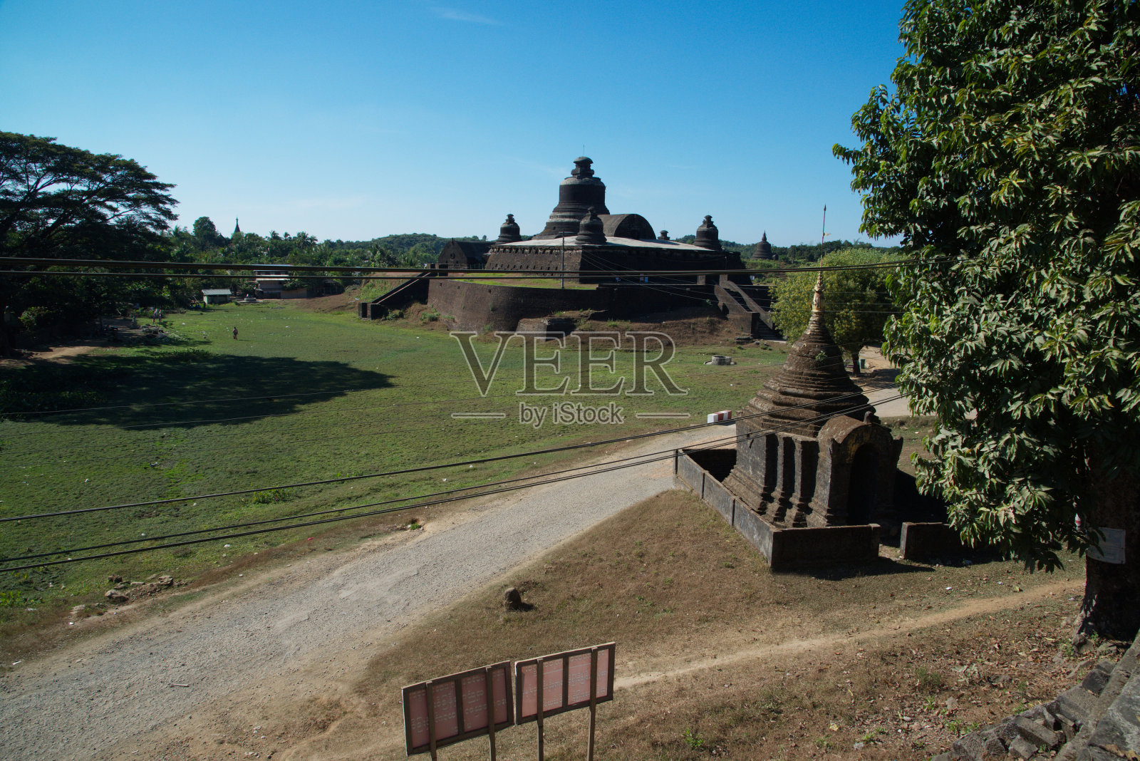 Wat Shitetaung Phaya这座寺庙建于1535年,建在一座小山上。它有一个像隧道一样的露台。它每边近100米长,并装饰着与佛祖有关的高浮雕画。照片摄影图片
