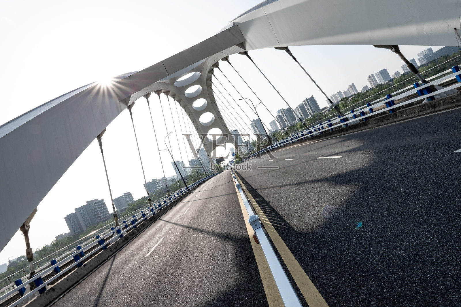 现代桥梁柏油路面汽车广告背景图照片摄影图片