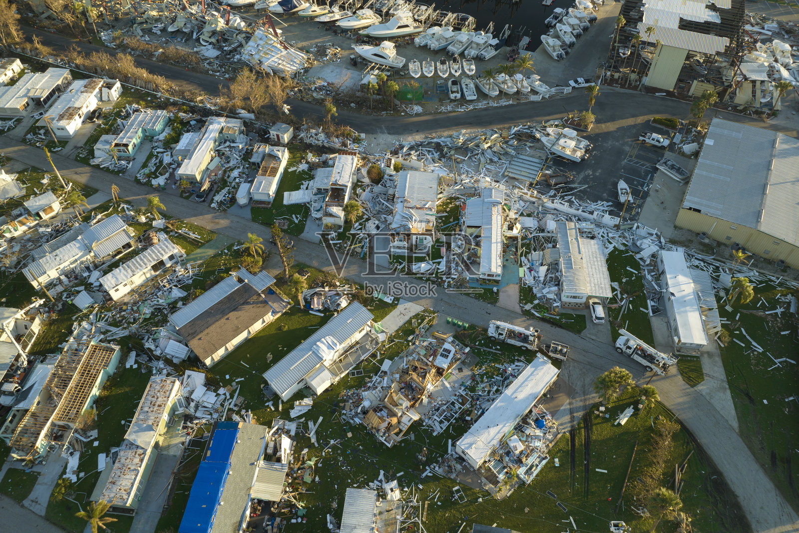 被飓风伊恩摧毁的房屋位于佛罗里达州郊区的活动房屋住宅区。自然灾害的后果照片摄影图片