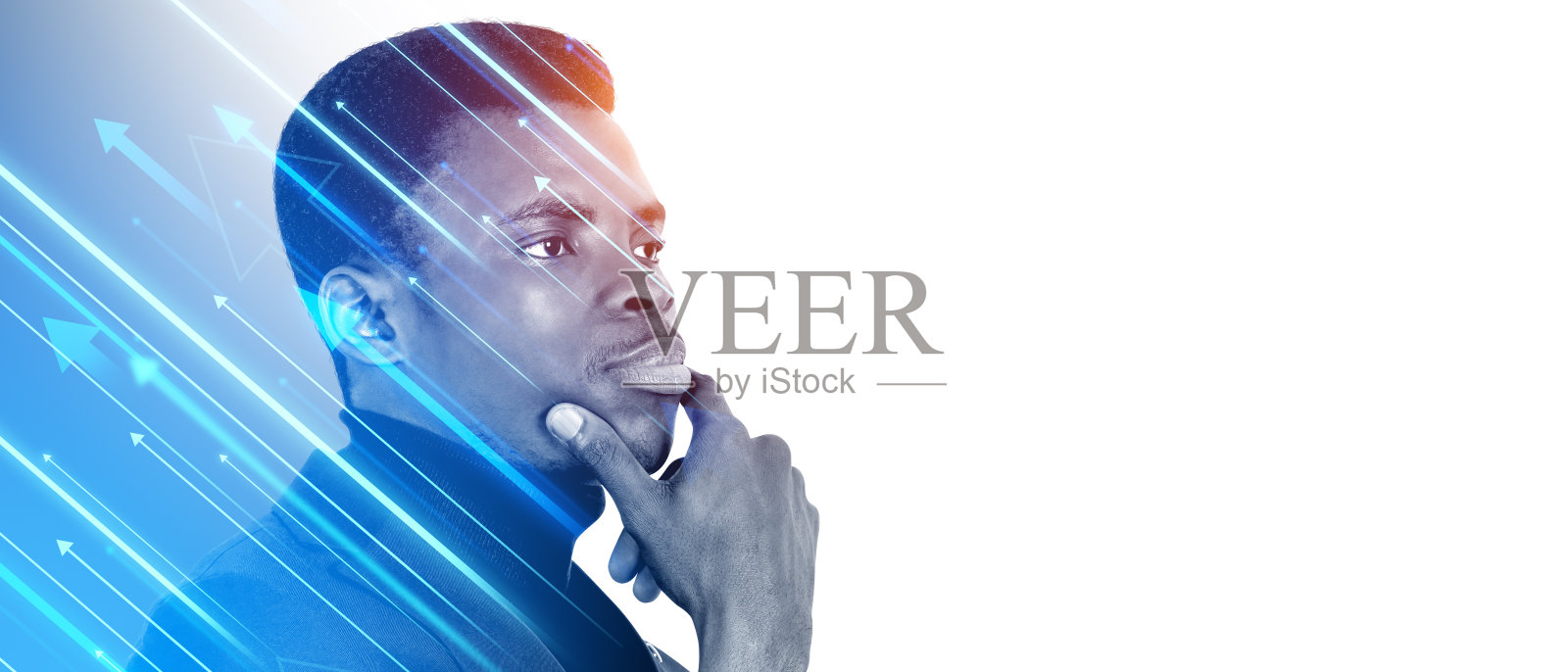 沉思的黑人商人,手放在下巴上,箭头上升全息图,复制空间照片摄影图片