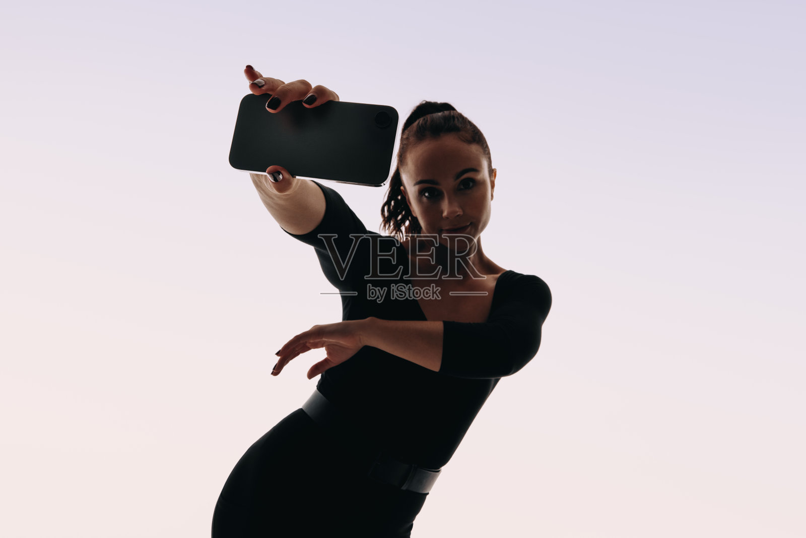 自信的女演员在工作室自拍视频中舞动着动感的舞步。照片摄影图片