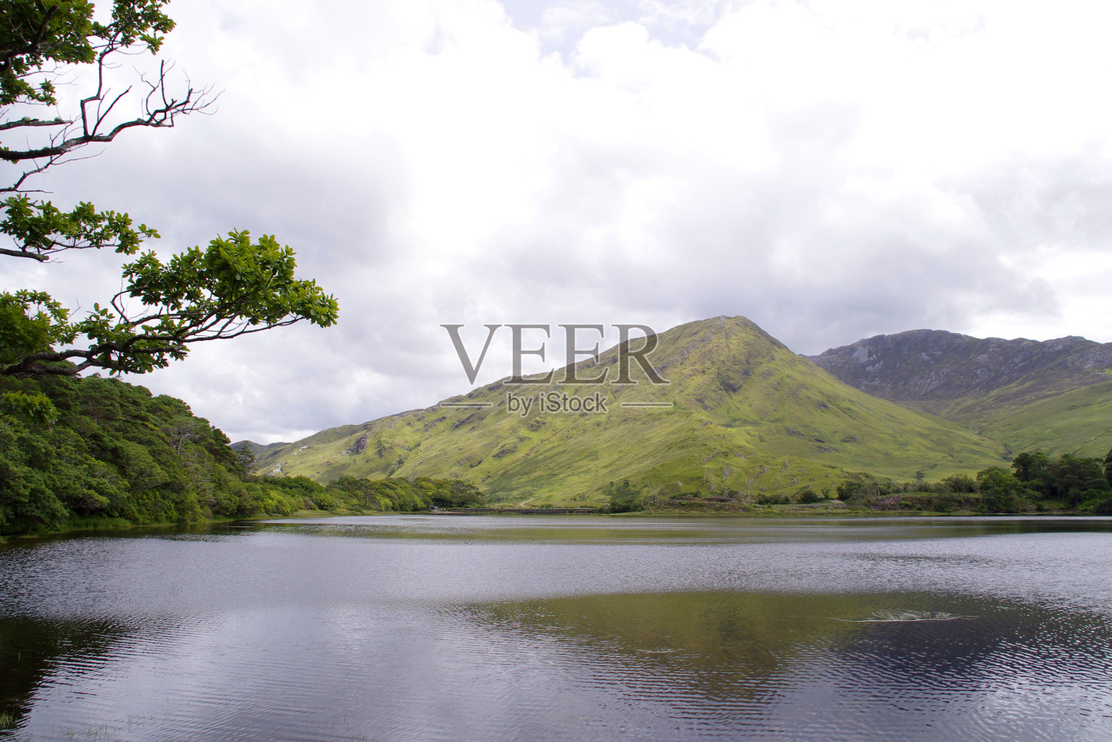 爱尔兰康尼马拉的凯勒莫尔湖,青山环绕照片摄影图片
