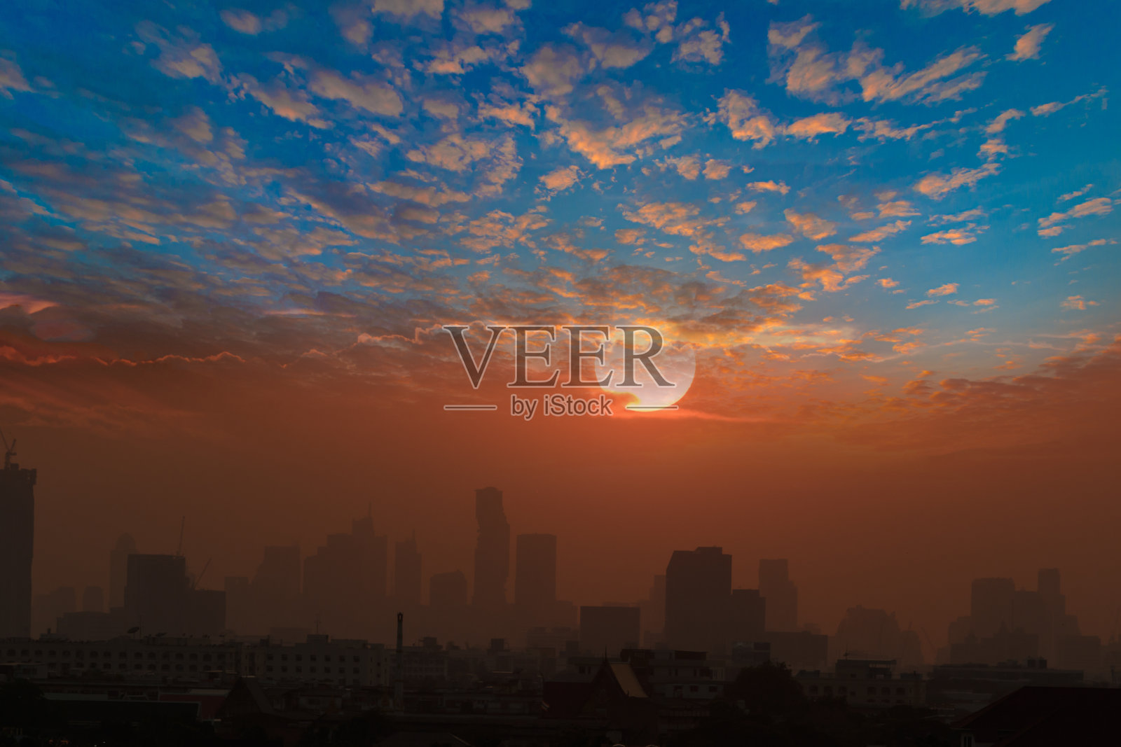 夕阳与城市建筑的剪影照片摄影图片