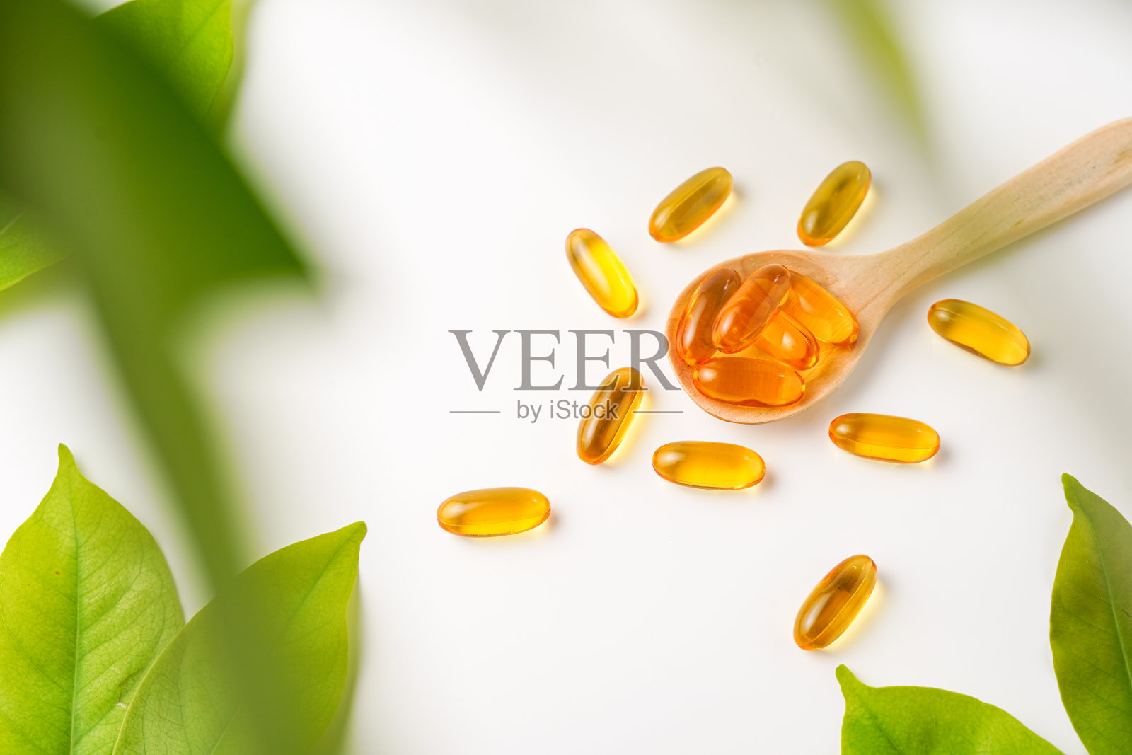 软凝胶木勺,鱼油胶囊,欧米茄3,欧米茄9,维生素D,维生素E照片摄影图片