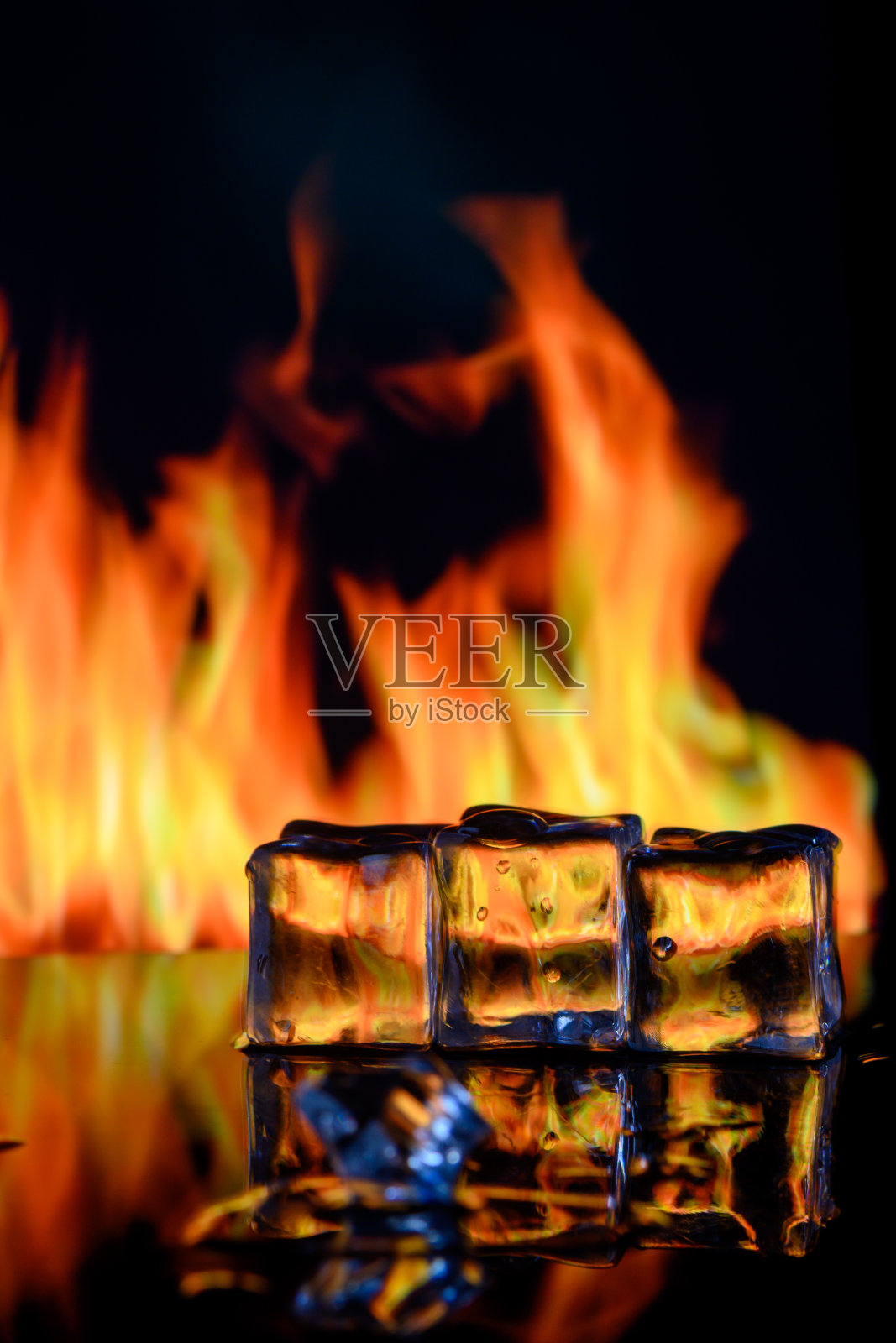 火和冰块在黑色背景上,放在文字下面照片摄影图片