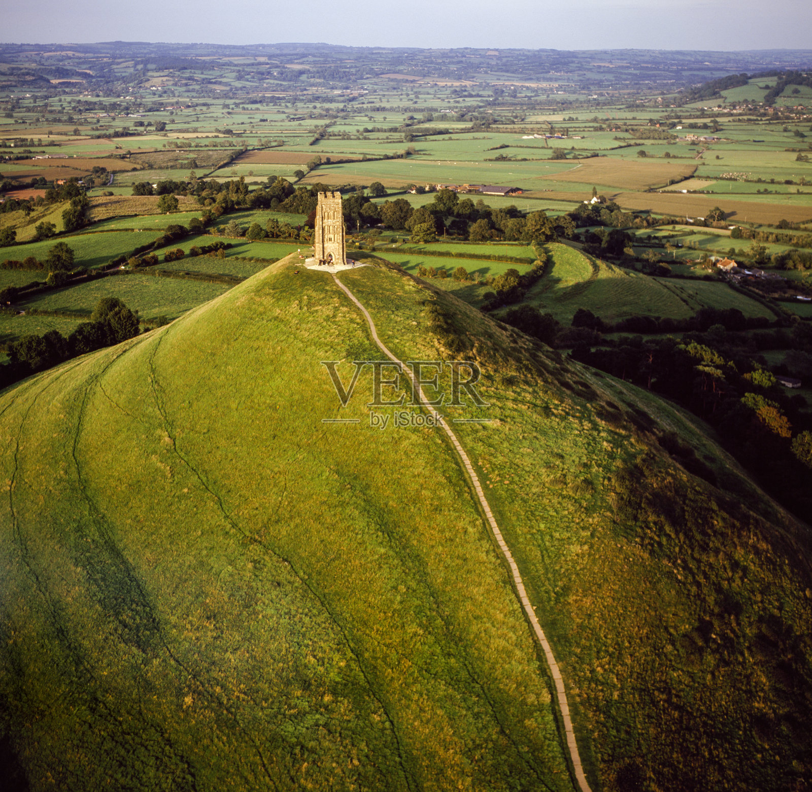 英格兰萨默塞特郡格拉斯顿伯里岛上的圣迈克尔塔照片摄影图片