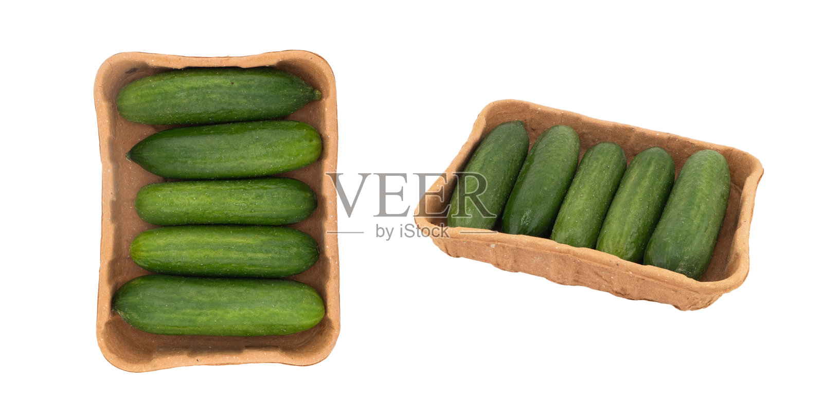 新鲜的绿色黄瓜装在纸盒里,孤立在白色的背景上。黄瓜孤立在白色之上。照片摄影图片