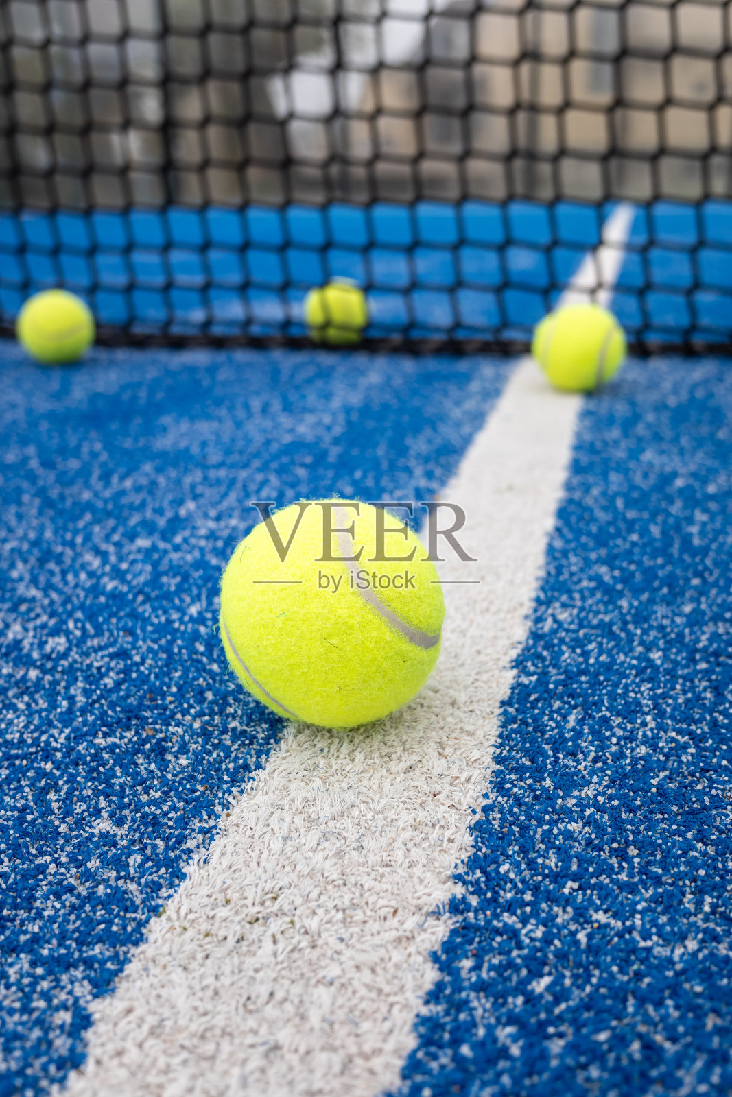 蓝色球拍网球场里的球照片摄影图片