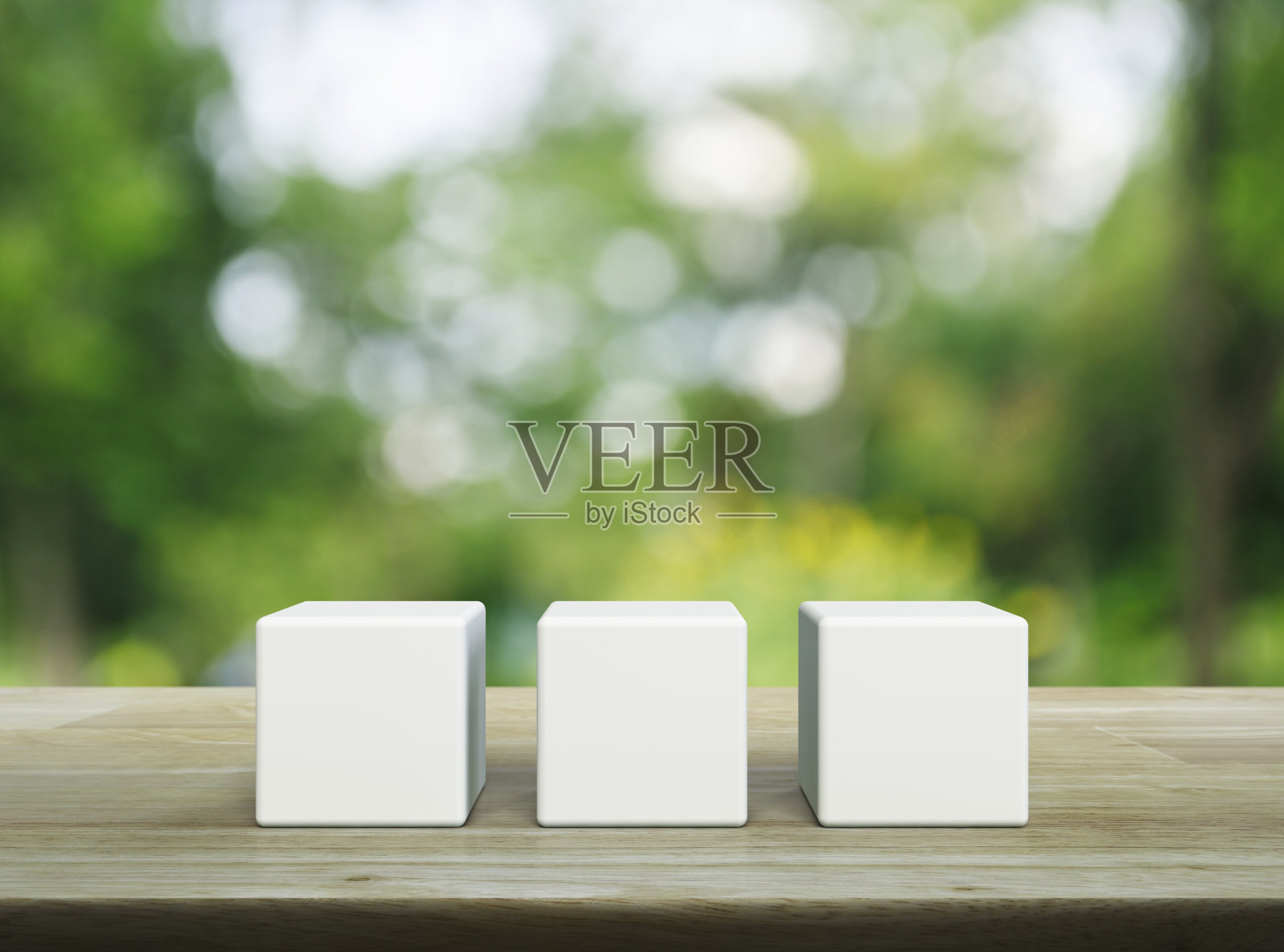 木桌上的三个白色方块照片摄影图片