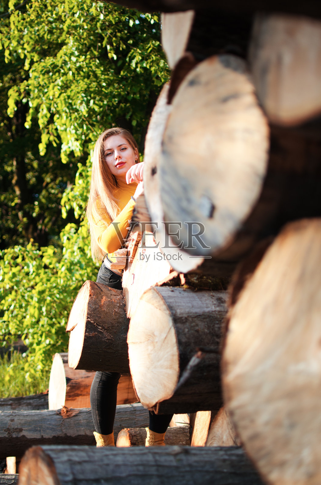 快乐的长发女孩走在春天照片摄影图片