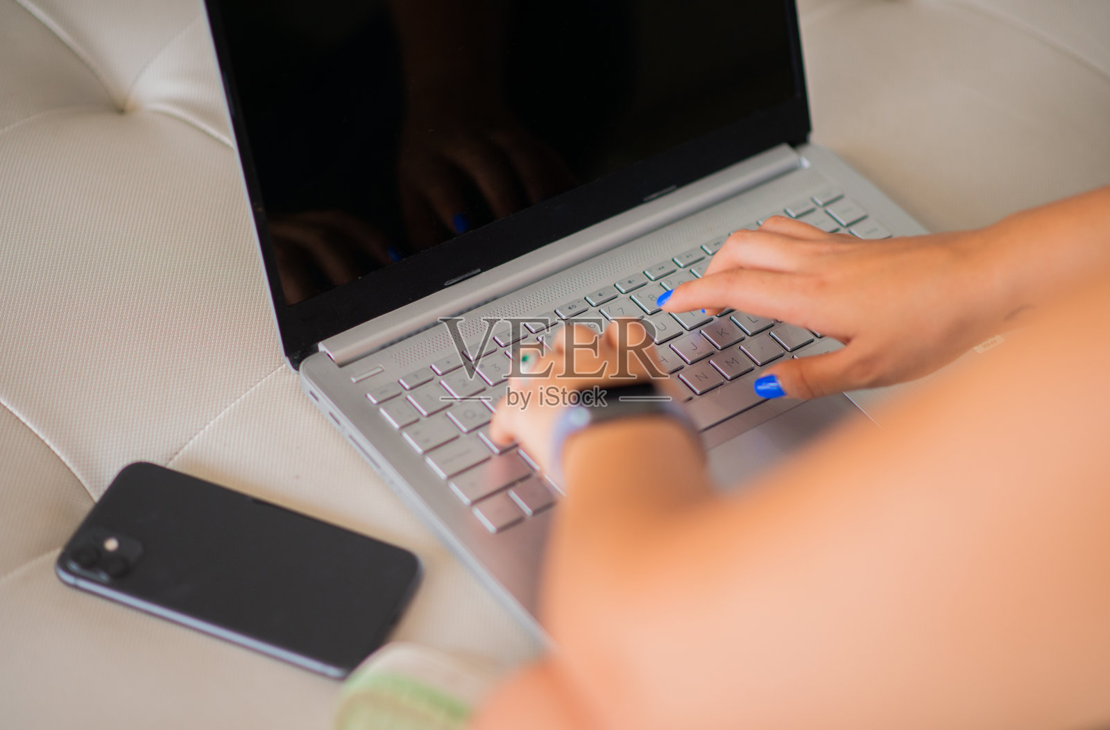 一个女人在笔记本电脑上打字的手照片摄影图片
