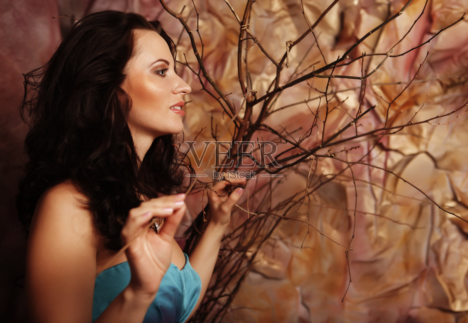 女人用干枯的树枝画着鲜艳的妆容照片摄影图片