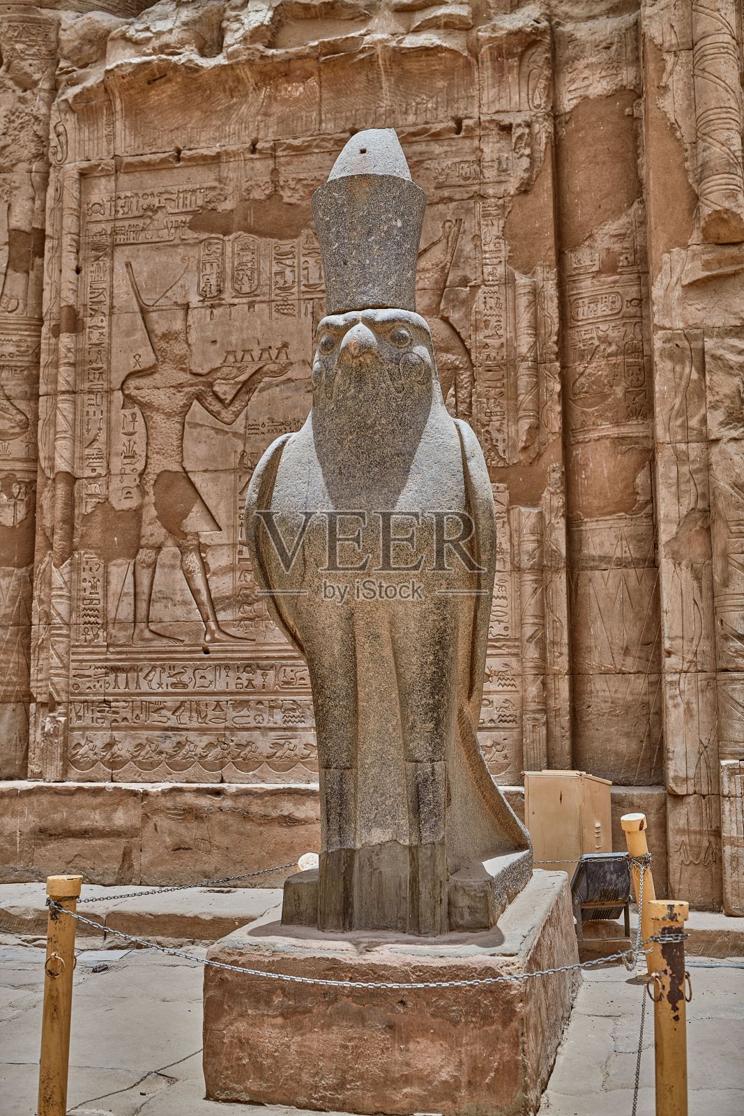埃及埃德夫神庙的荷鲁斯巨型石像照片摄影图片