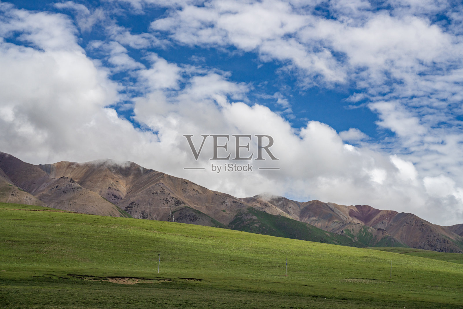 多云天气下的高地山地草甸照片摄影图片