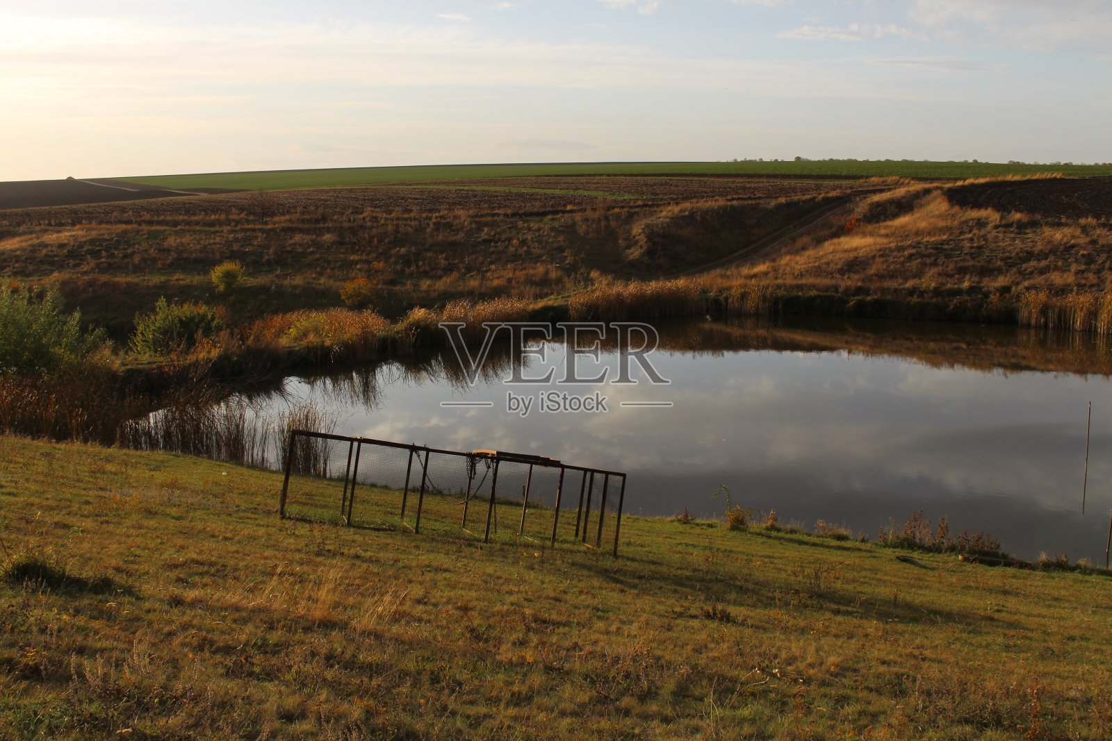 靠近水体的栅栏照片摄影图片
