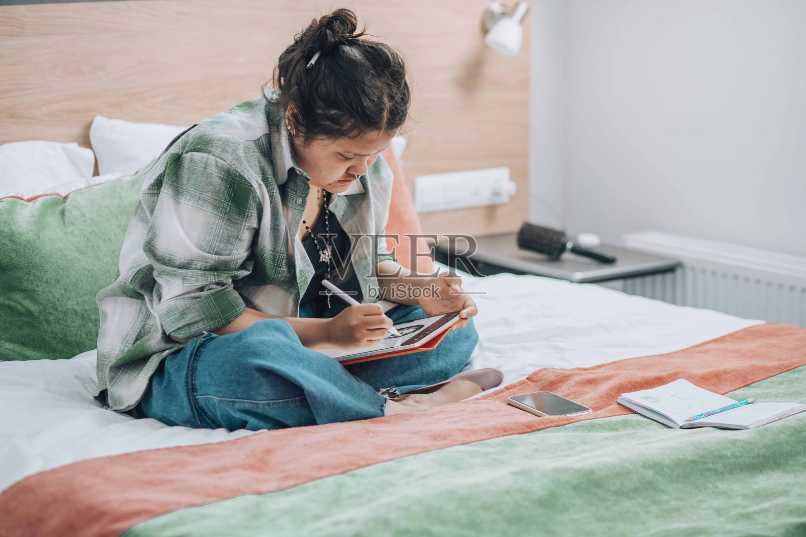 现代科技为无限的想象边界提供了便利,展示了休闲与创造力的无缝融合照片摄影图片