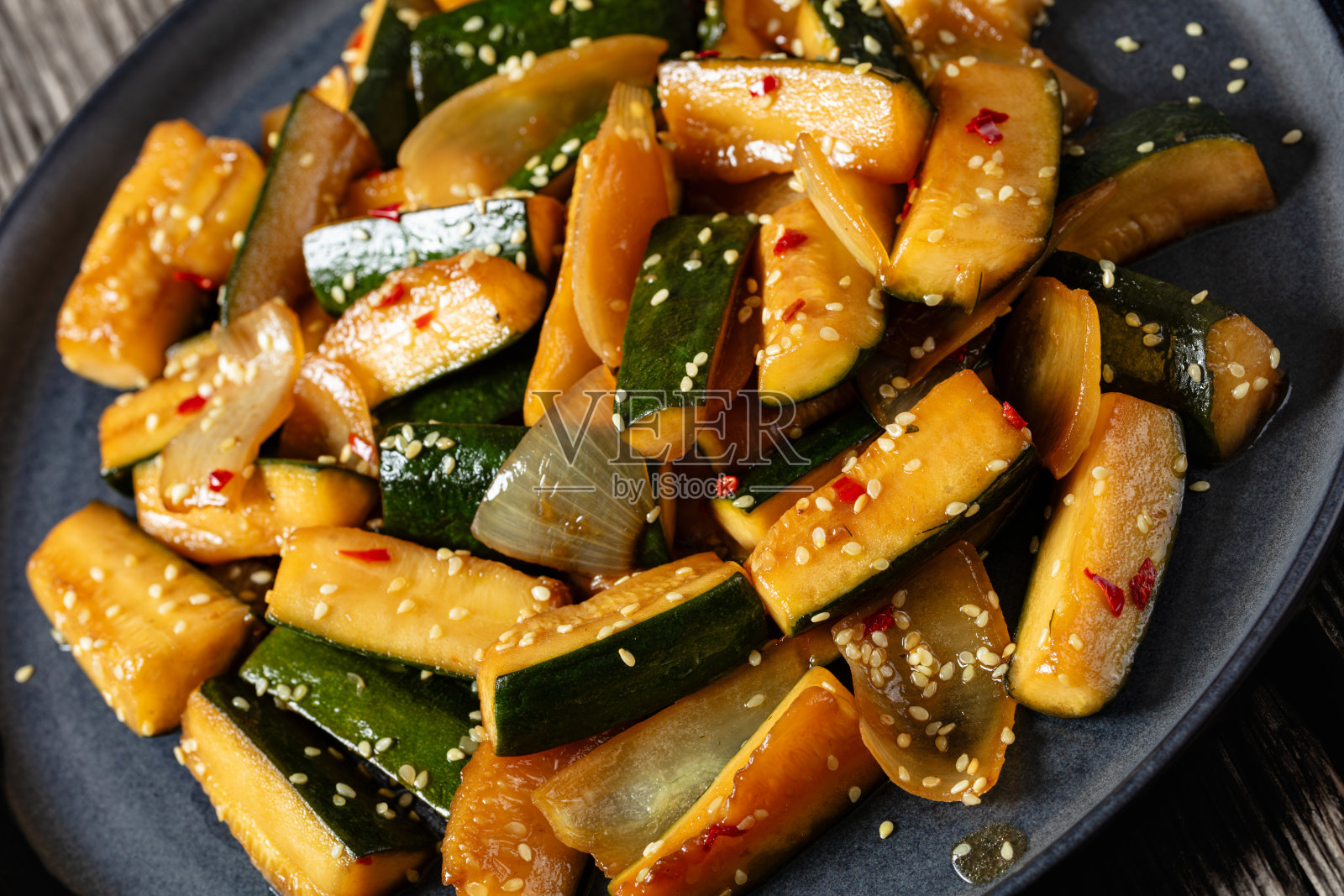 日本西葫芦盛在盘子里,俯视图照片摄影图片