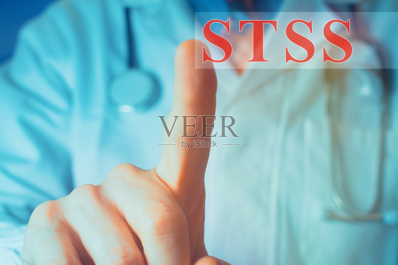 医生用手指指着STSS链球菌中毒性休克综合征这个词的特写。照片摄影图片