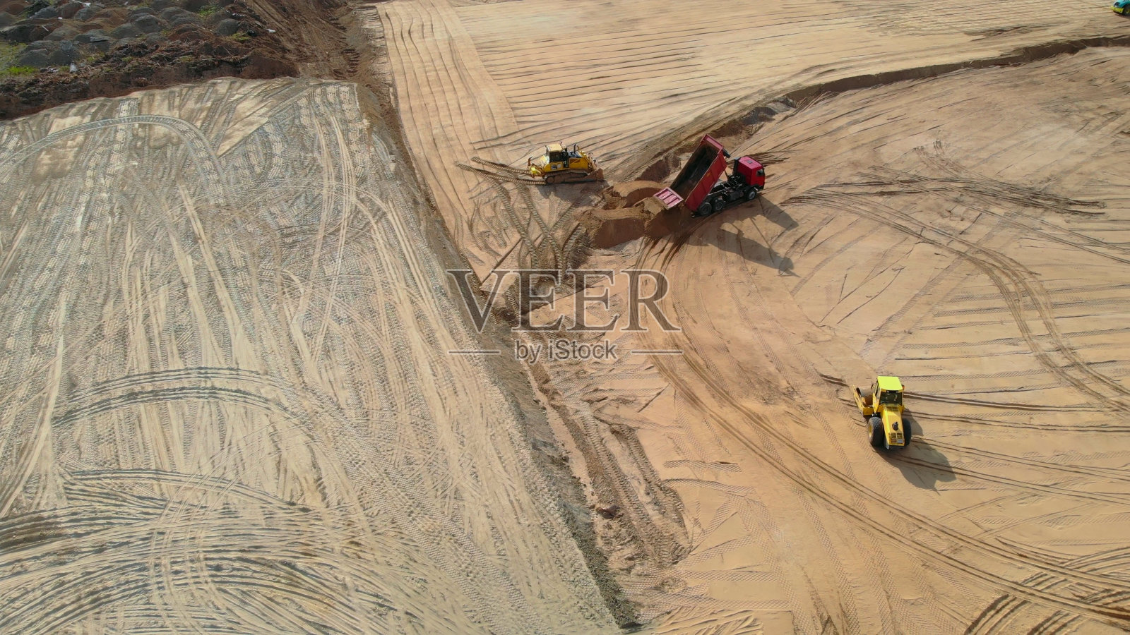 推土机和挖掘设备在清理建筑工地和为下一步工作打基础方面起着至关重要的作用。它们对于建设项目的有效进展至关重要。无人机的观点照片摄影图片
