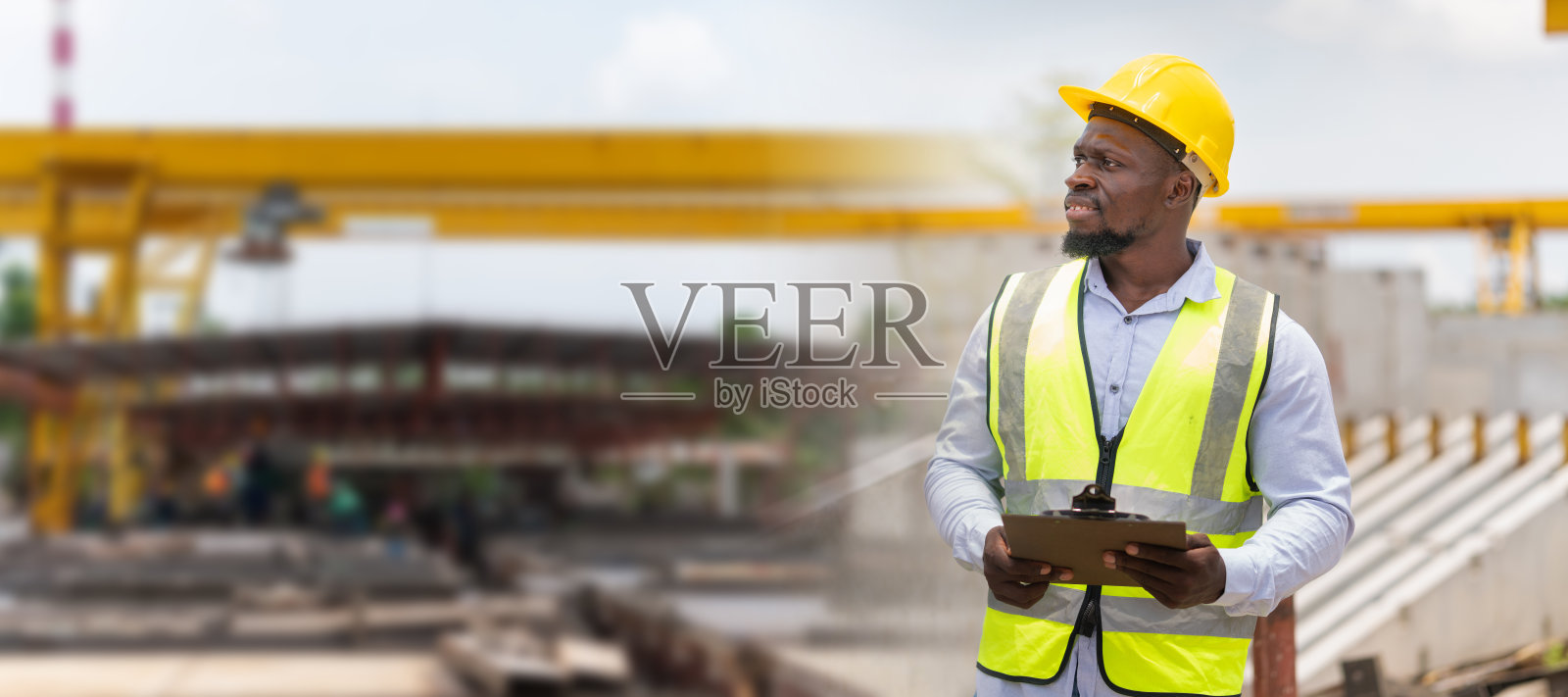 工程师在预制混凝土工厂现场检查库存,领班在建筑工地拿图纸照片摄影图片