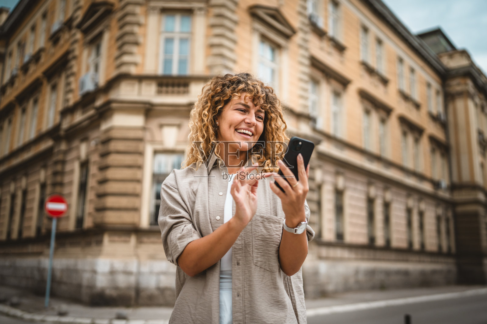 成年美女在街上使用手机照片摄影图片