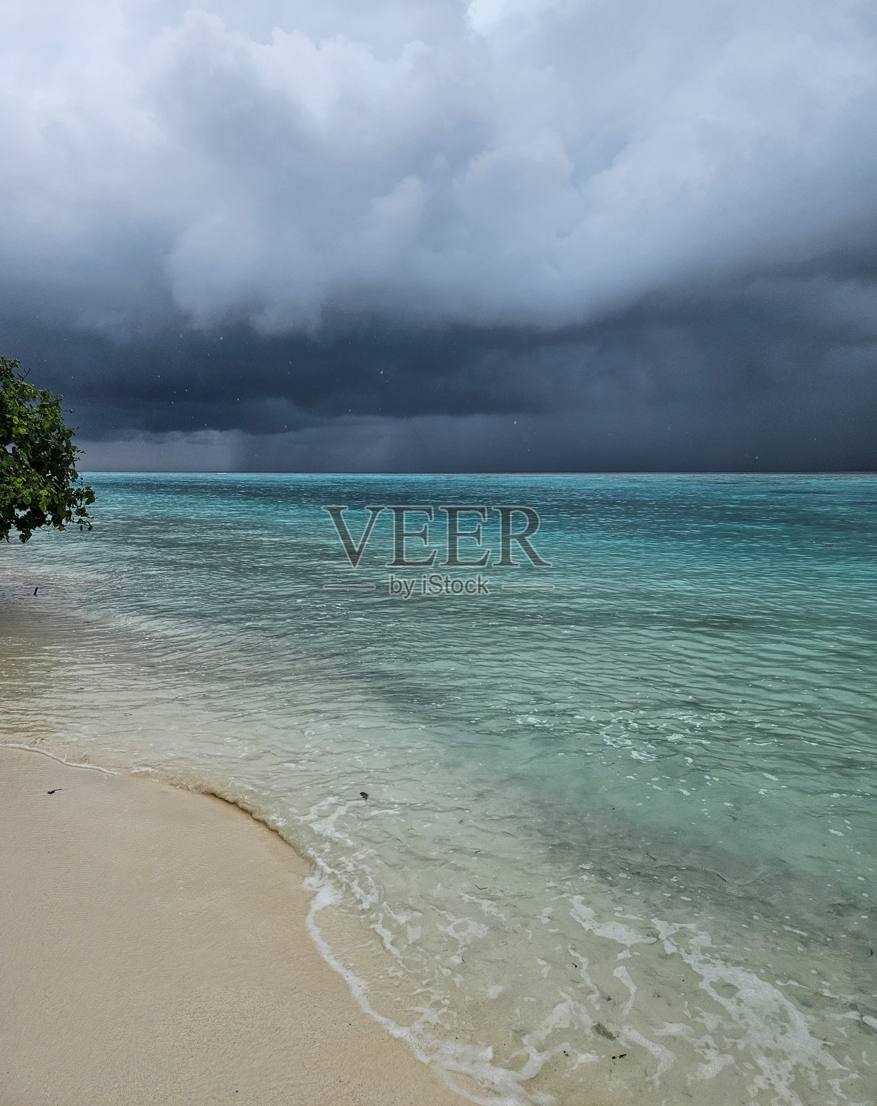 热带海滩上的雨水照片摄影图片