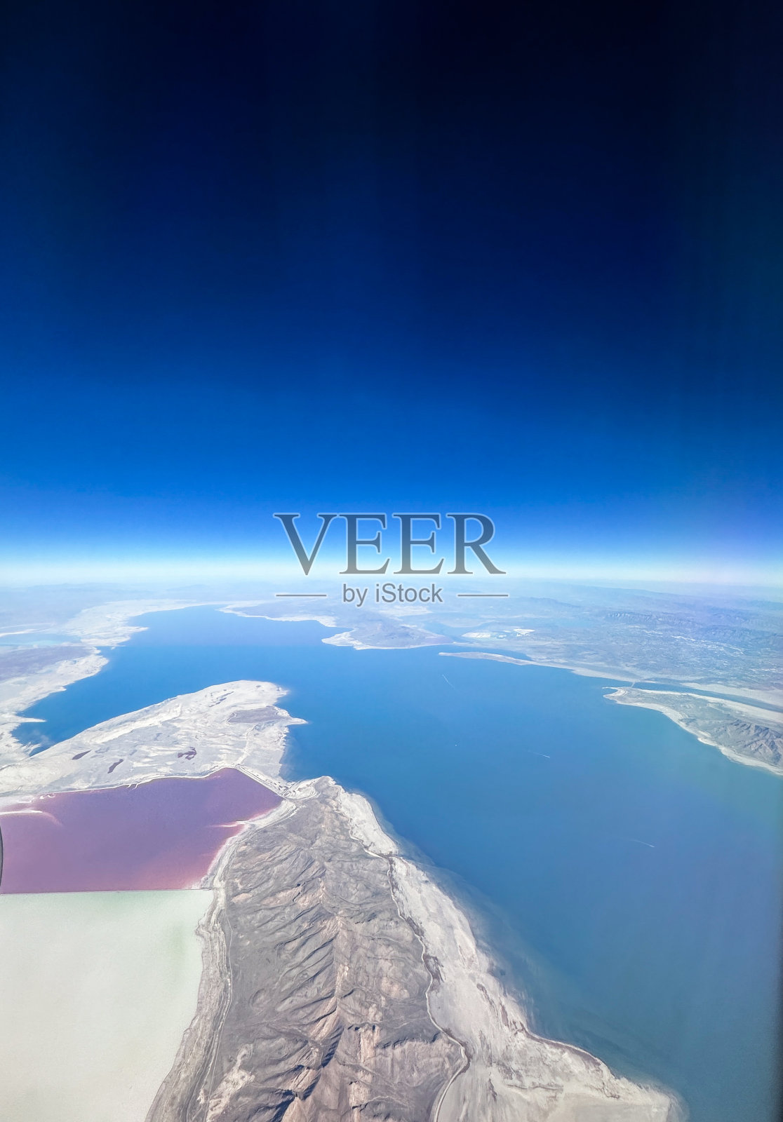 37000英尺高的大盐湖照片摄影图片